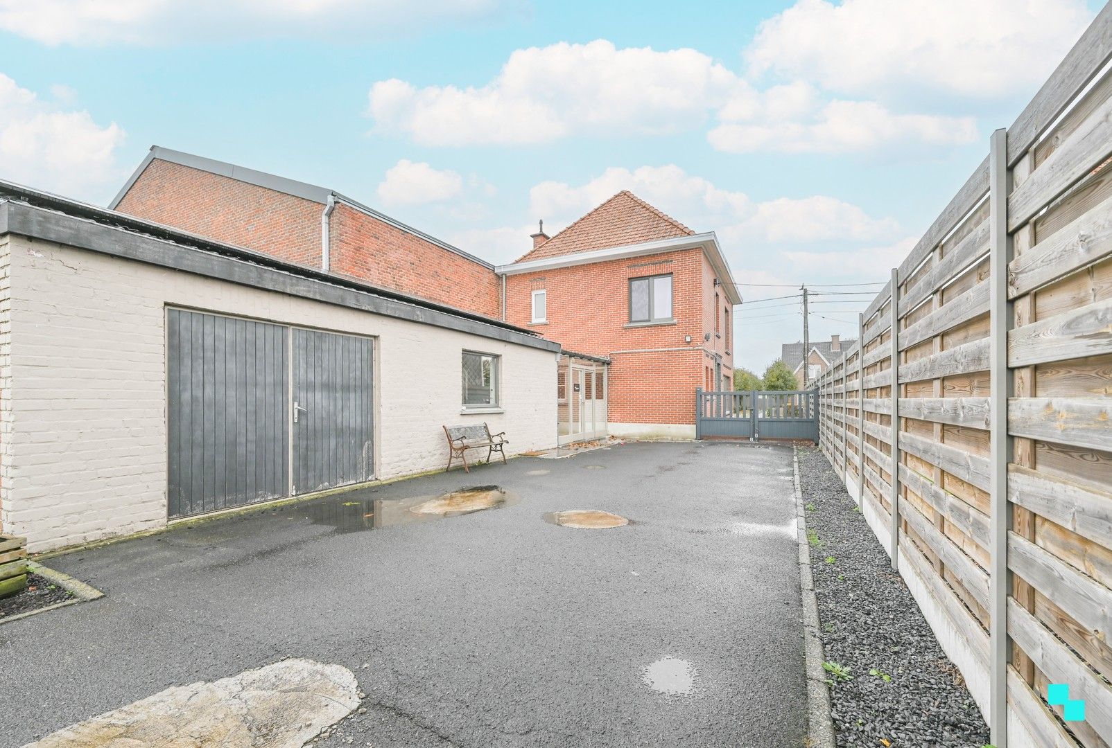 Ruime, gerenoveerde woning nabij centrum Oostrozebeke foto 14