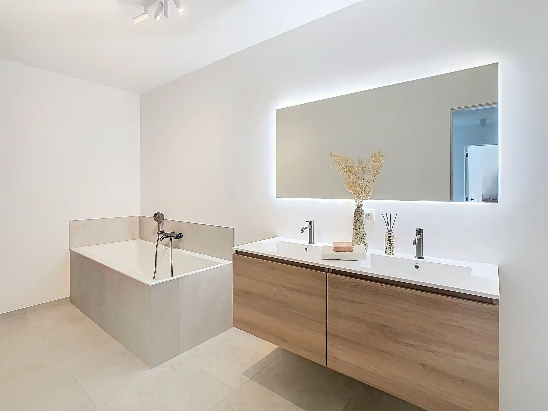 Nieuwbouwwoning met 3 slaapkamers in het gezellige Godsheide foto 13