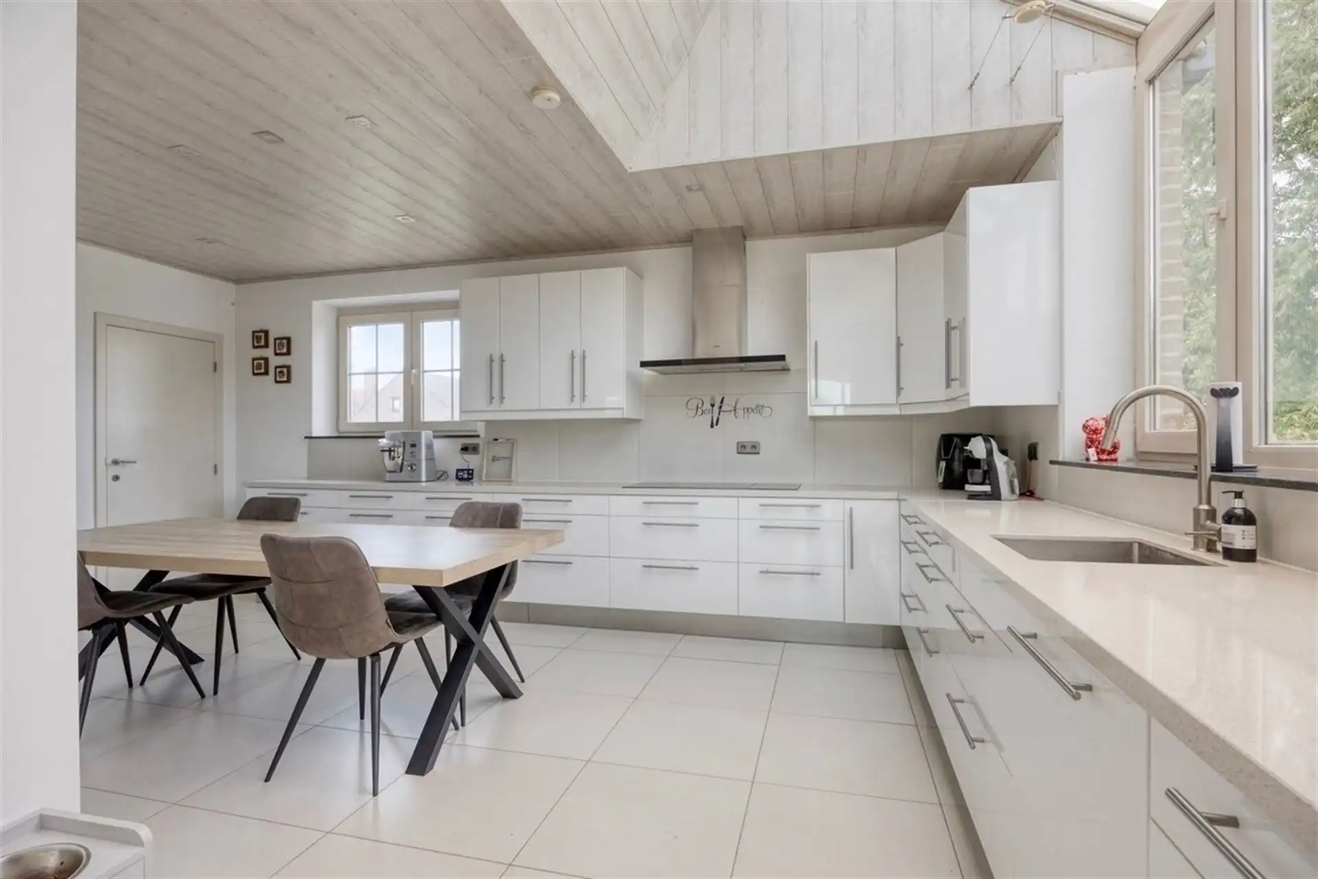 Instapklare villa met zwembad. Landelijke ligging in Leut. foto 12