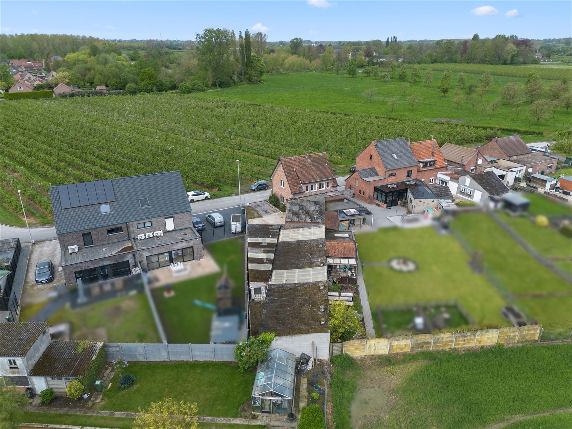 OP TE FRISSEN GEZINSWONING MET GARAGE EN STALLEN VAN MEER DAN 200M² OP EEN TOPLOCATIE IN ZEPPEREN foto 4