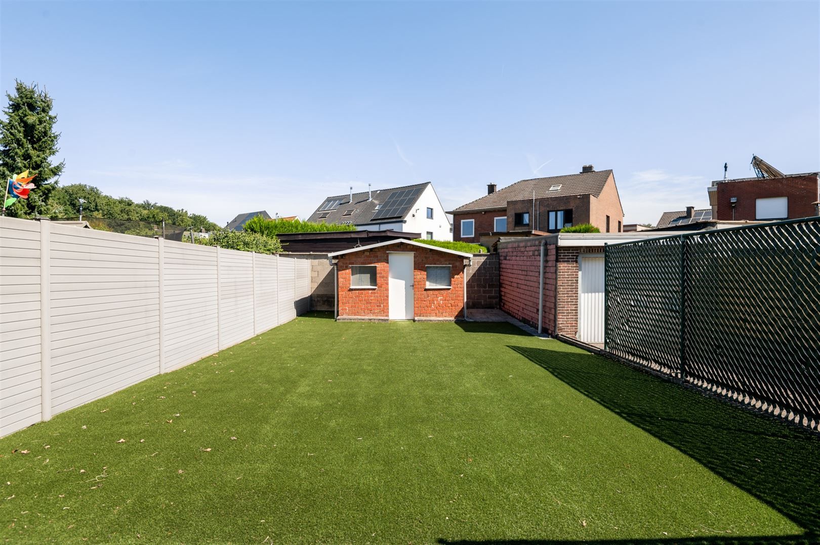 Te renoveren halfopen woning met 3 slaapkamers en garage. foto 15