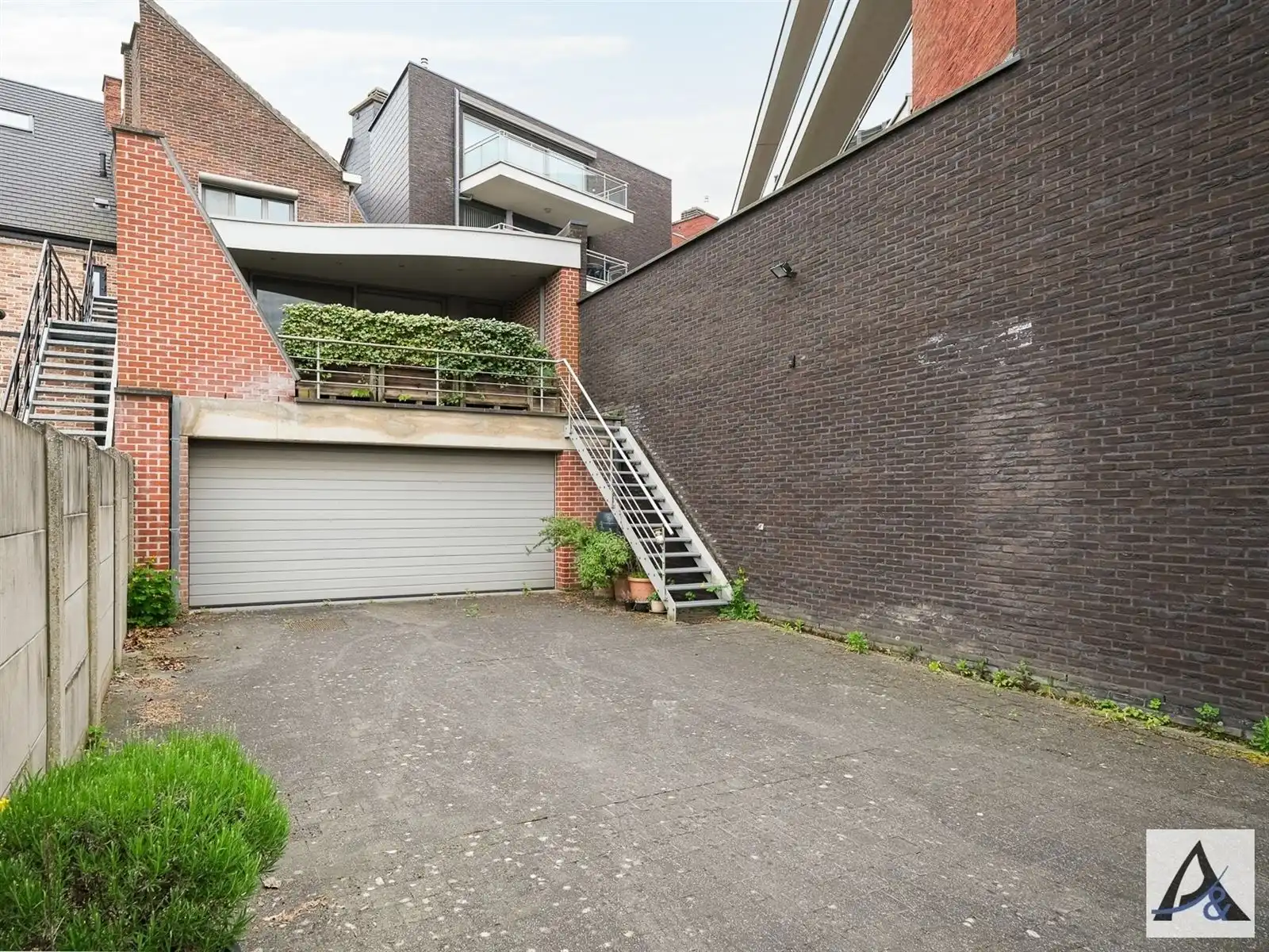 Unieke gerenoveerde woning in het hartje van Bilzen! foto {{pictureIndex}}