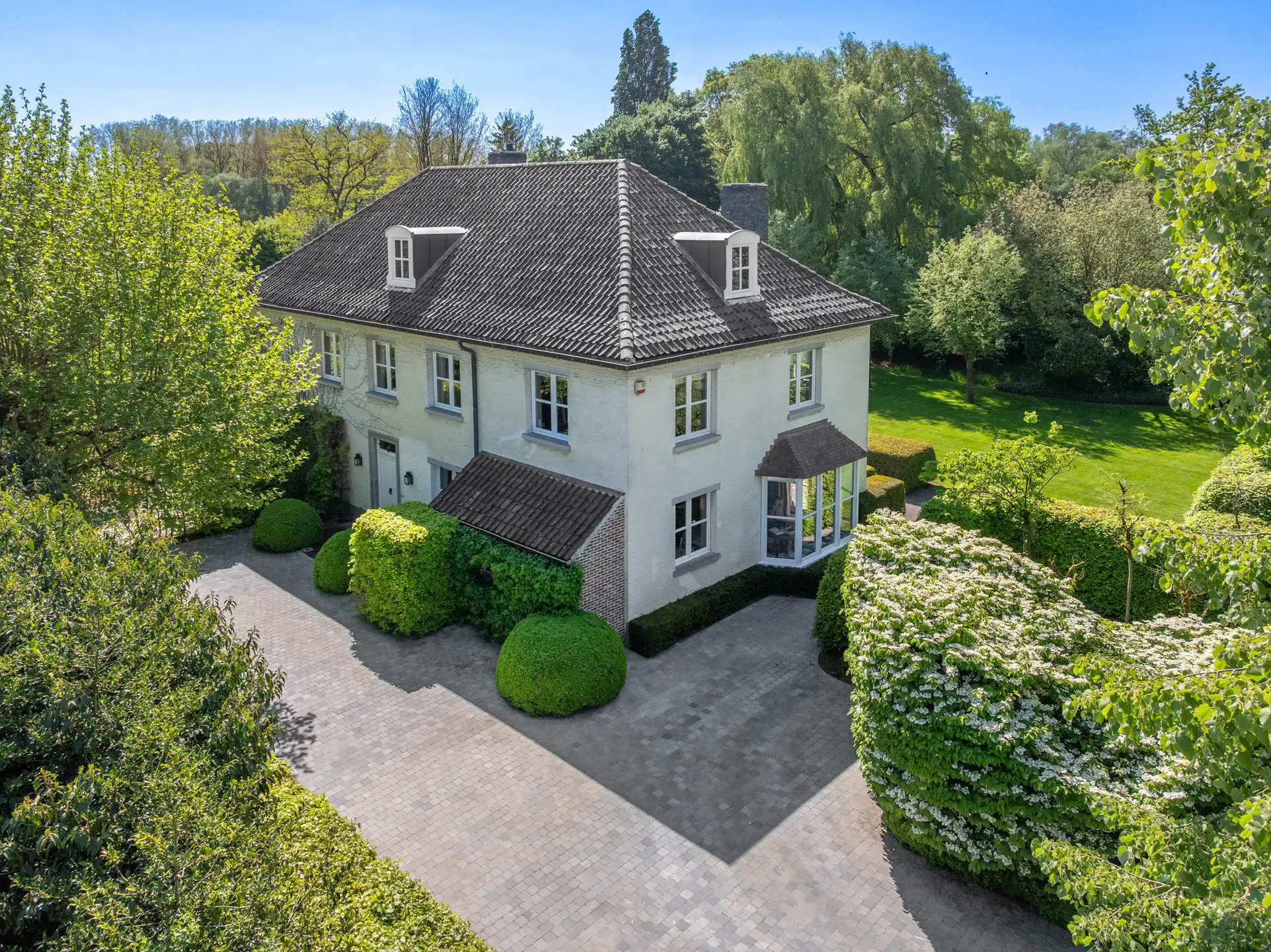 Unieke parel op royaal perceel (3.877 m²) met bouwgrond foto 3