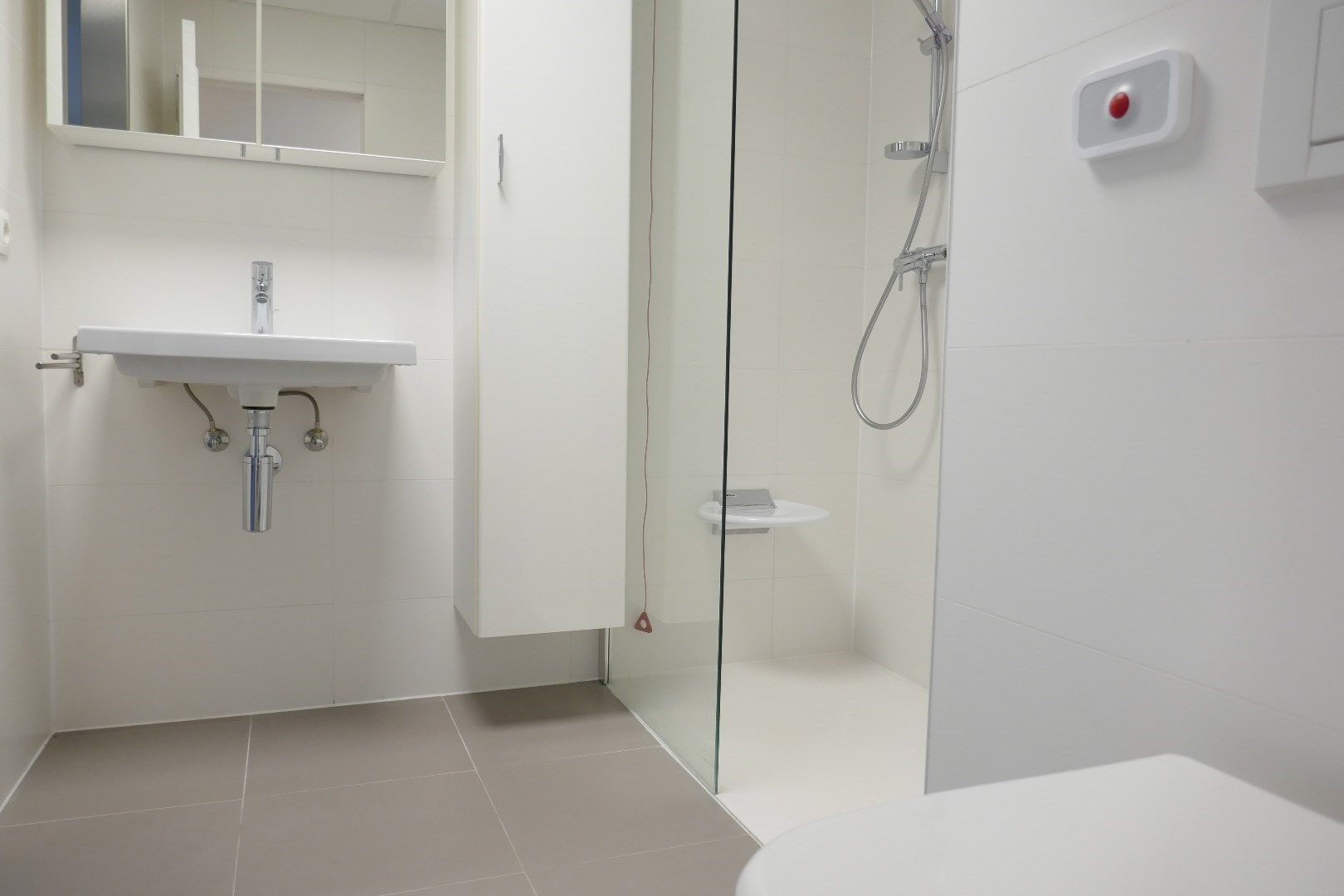 Gerenoveerde serviceflat op derde verdieping te midden het groen in Assebroek. foto 7