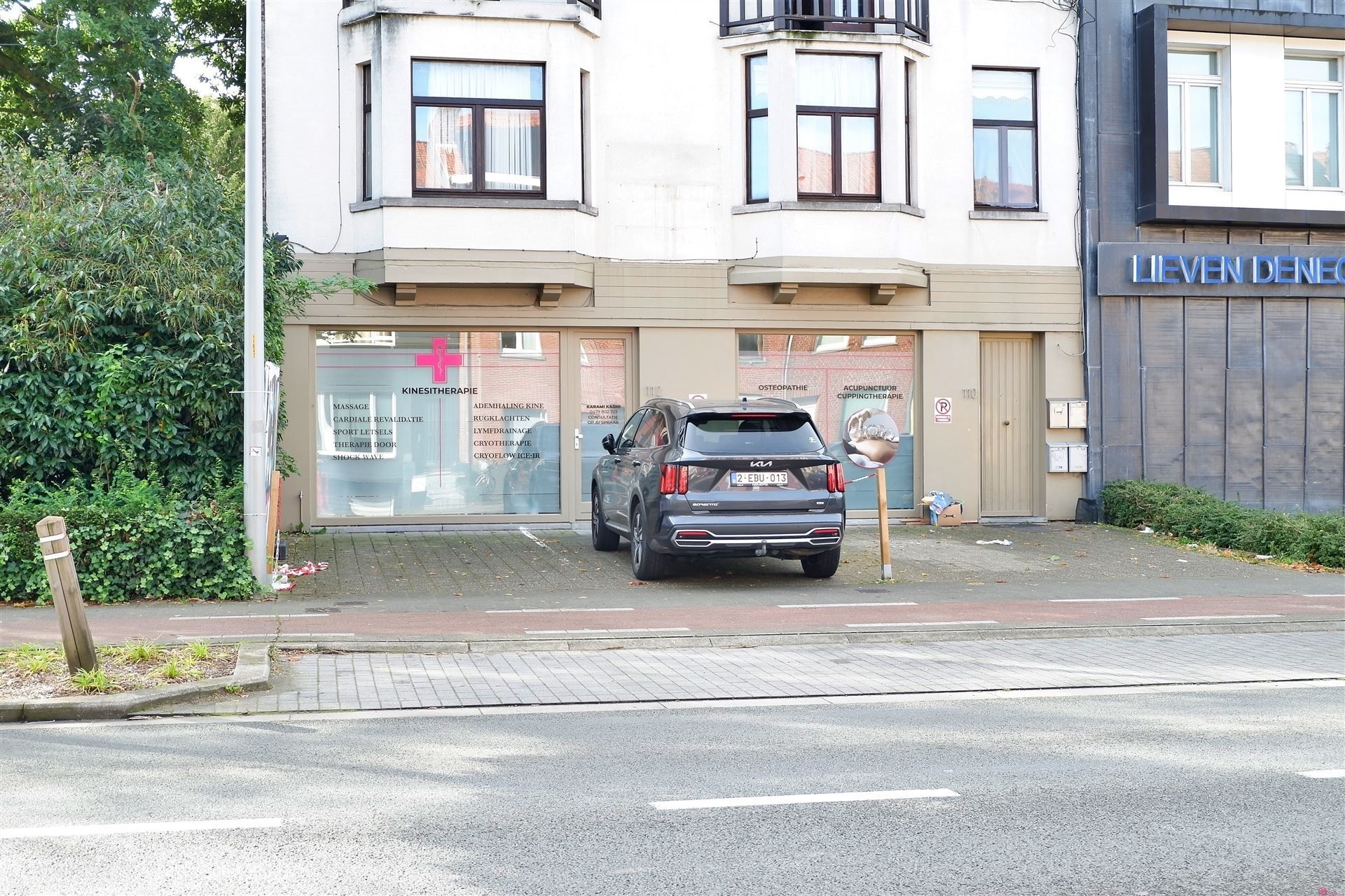 Gelijkvloerse praktijkruimte / kantoren met 2 parkings foto 2