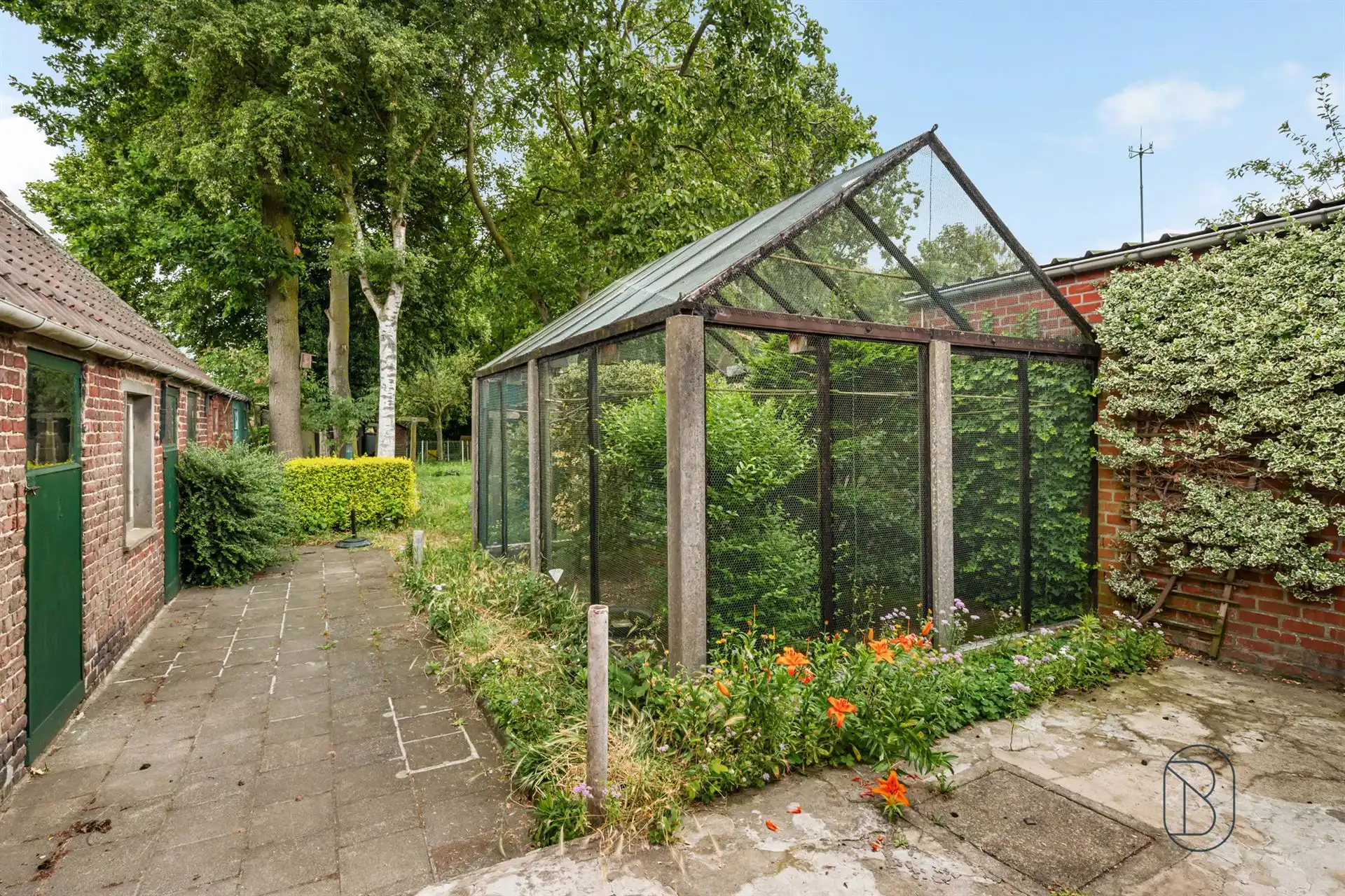 Te renoveren woning met 9 slpk, garage en tuin in Deerlijk foto 3