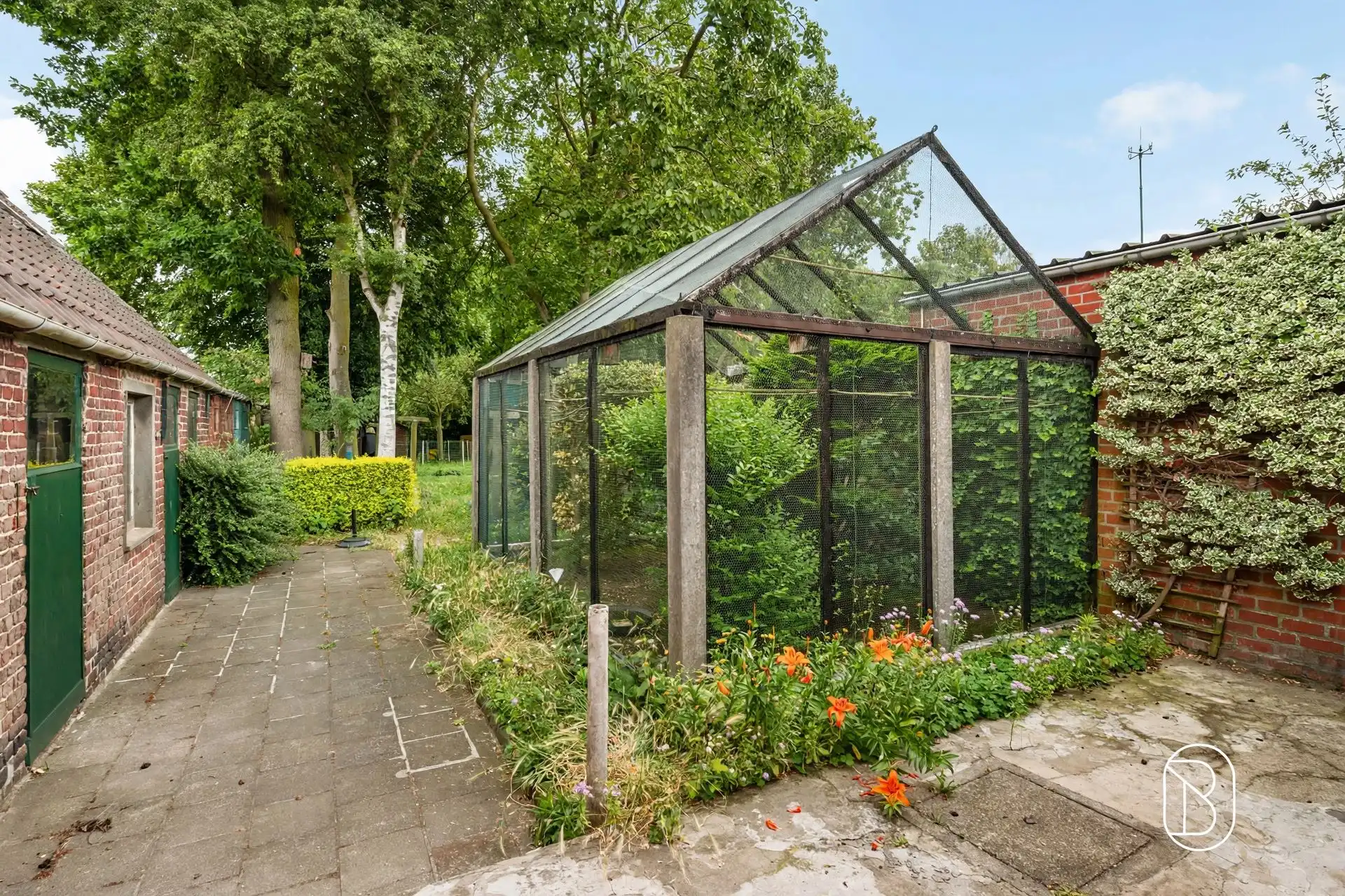 Te renoveren woning met 9 slpk, garage en tuin in Deerlijk foto 2