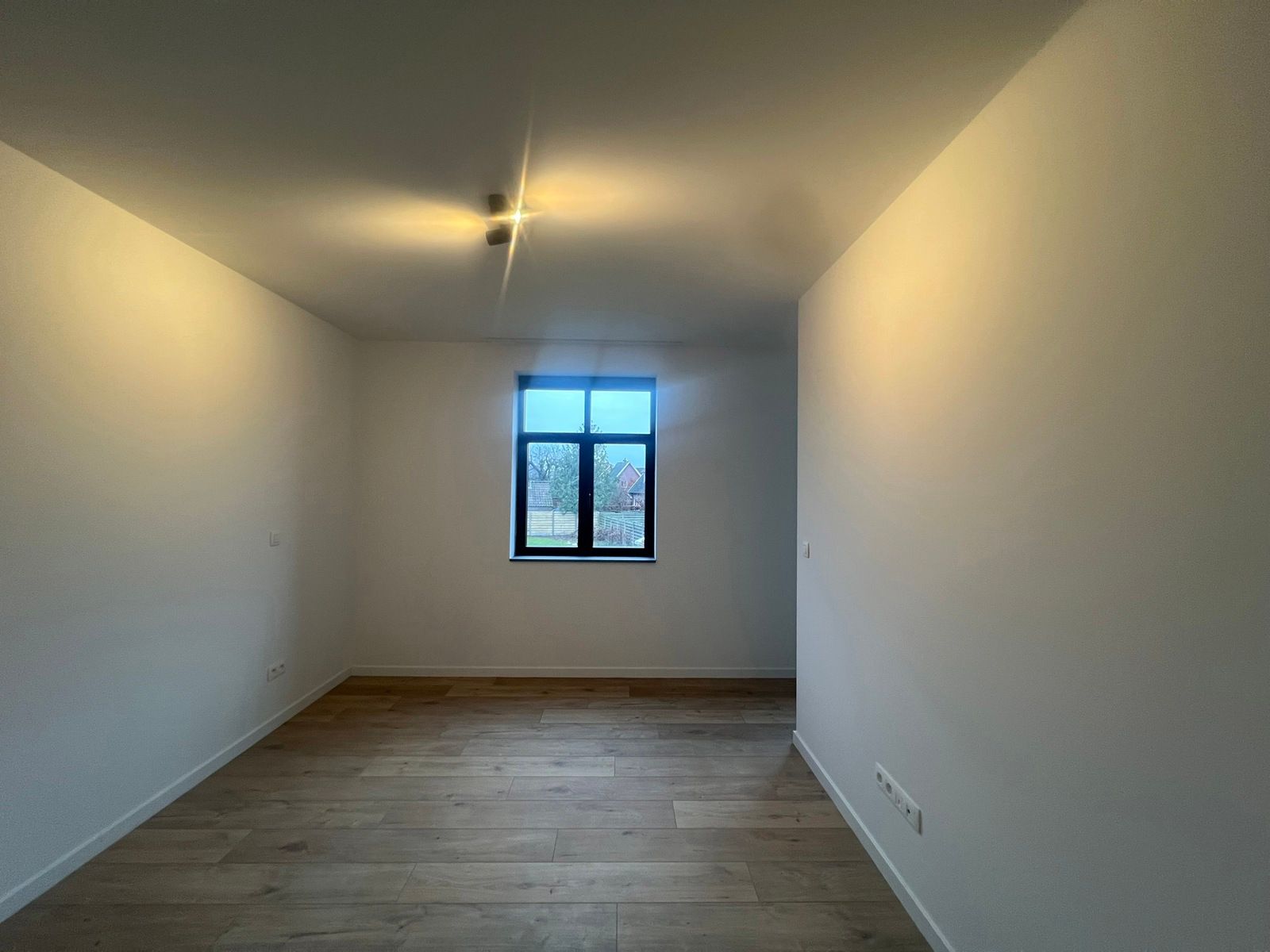 Instapklare nieuwbouwwoning met tuin en carport foto 12