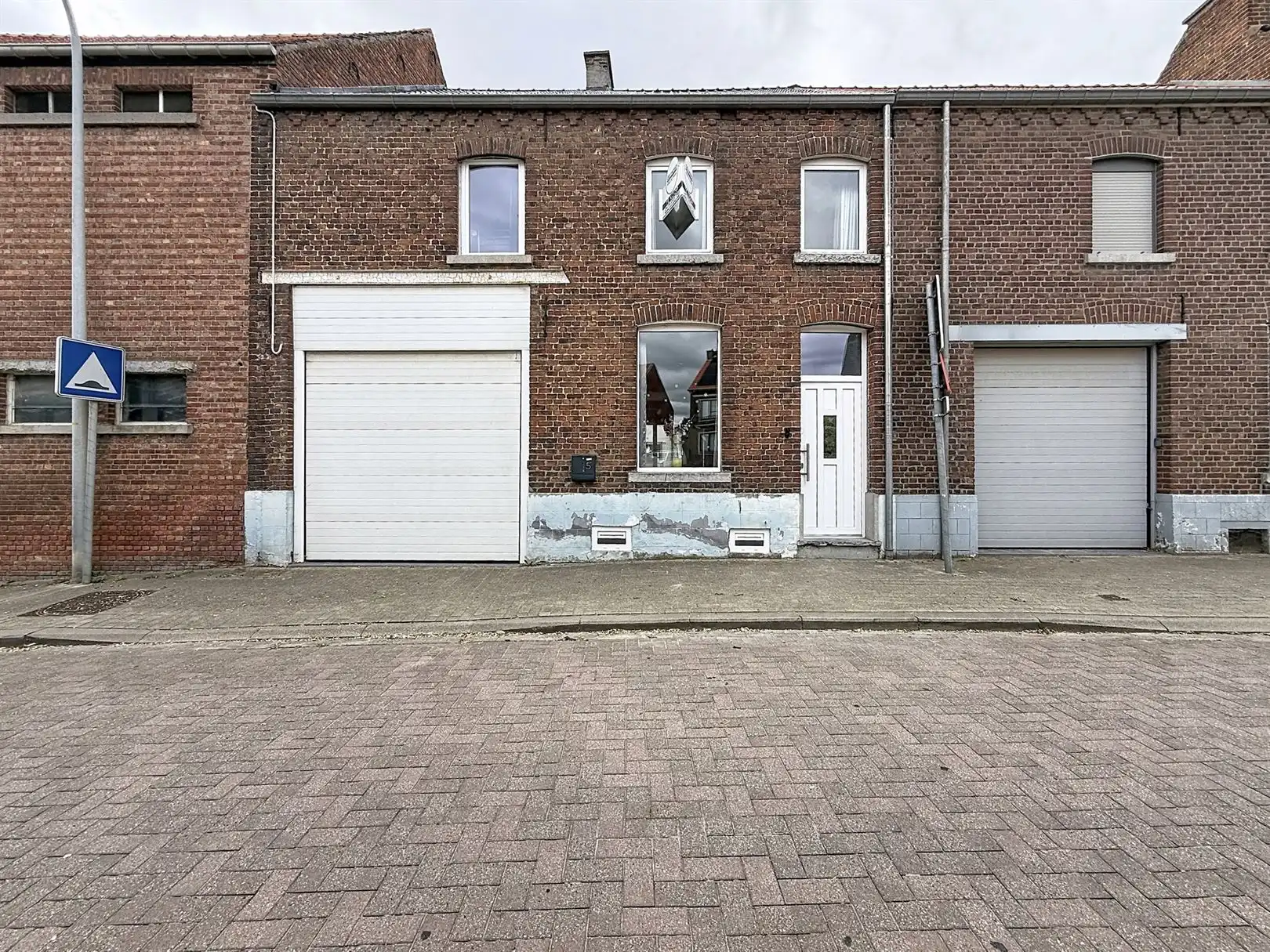 Op te frissen woning met garage, binnenkoer, 3 slpks foto {{pictureIndex}}