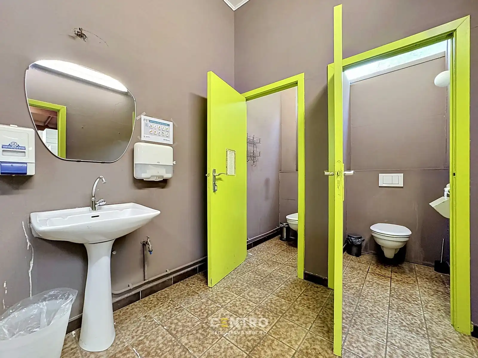 Strategisch gelegen BEDRIJFSPAND met magazijn, kantoren, verhuurd appartement & perceel bouwgrond (villa-bouw) nabij autosnelwegen te 8000 Brugge foto 22