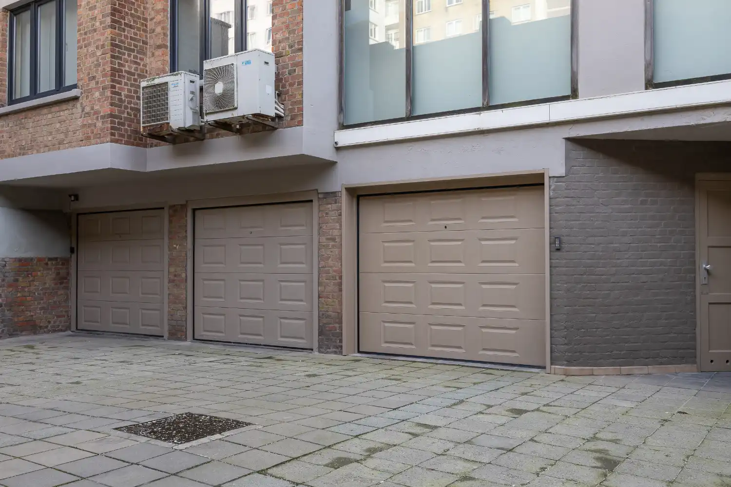 Gerenoveerd 2-slaapkamer appartement met inpandige garage in hartje Oostende foto 28