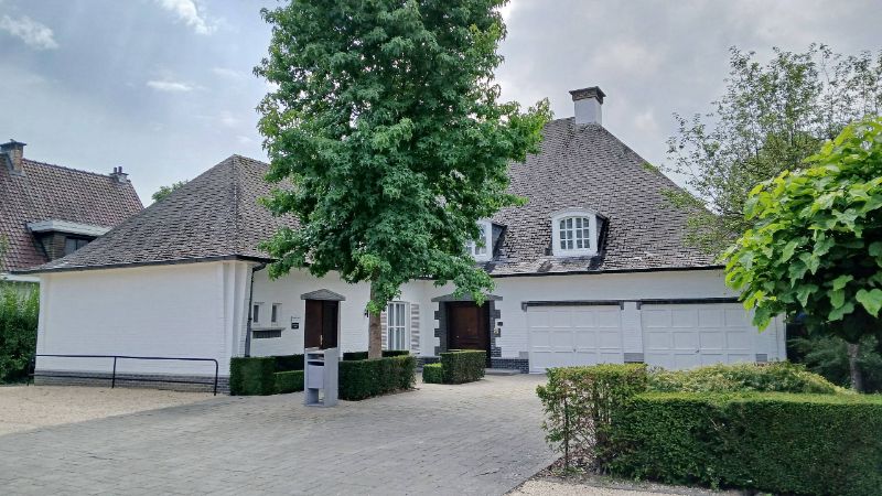 Hoofdfoto van de publicatie: Standingvolle villa 506m² met bureel-praktijkruimte 50m² met aparte inkomhal op 21 are met openluchtzwembad