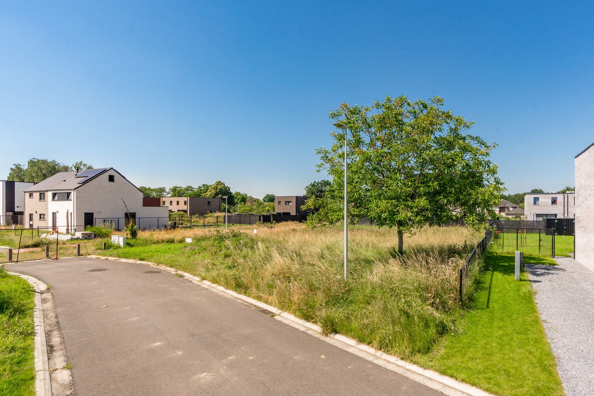 UNIEKE KANS! Deze knappe kavel van 4a 12ca, voor een half open woning, gelegen in Wijchmaal, Peer in een verkeersluwe nieuwbouwverkaveling , biedt een aantrekkelijke mix van rustige landelijke charme en moderne voorzieningen. Zeer gewilde locatie voor zij die opzoek zijn naar harmonie en een evenwichtige levensstijl!  foto 5