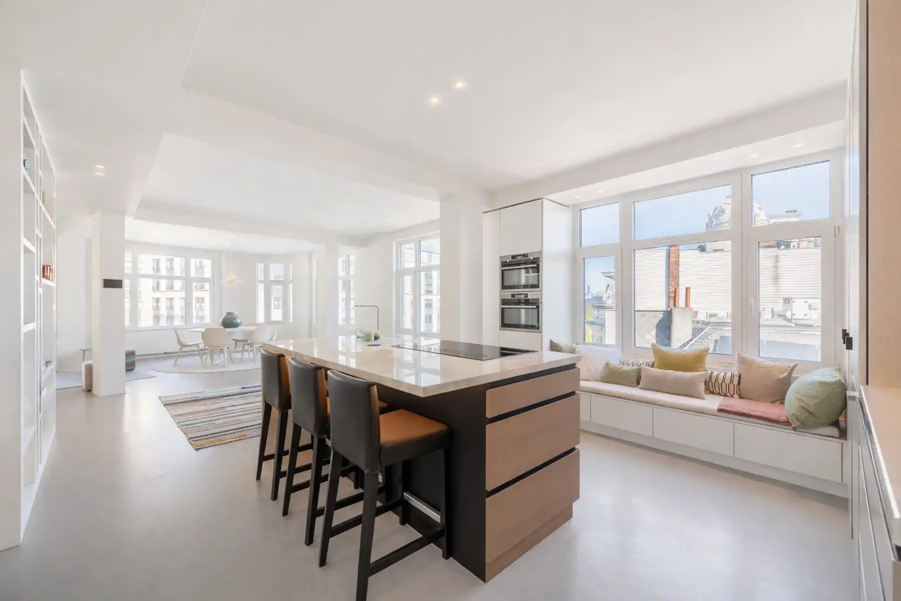 Luxueus gerenoveerd appartement in befaamde Meirbuilding foto 13