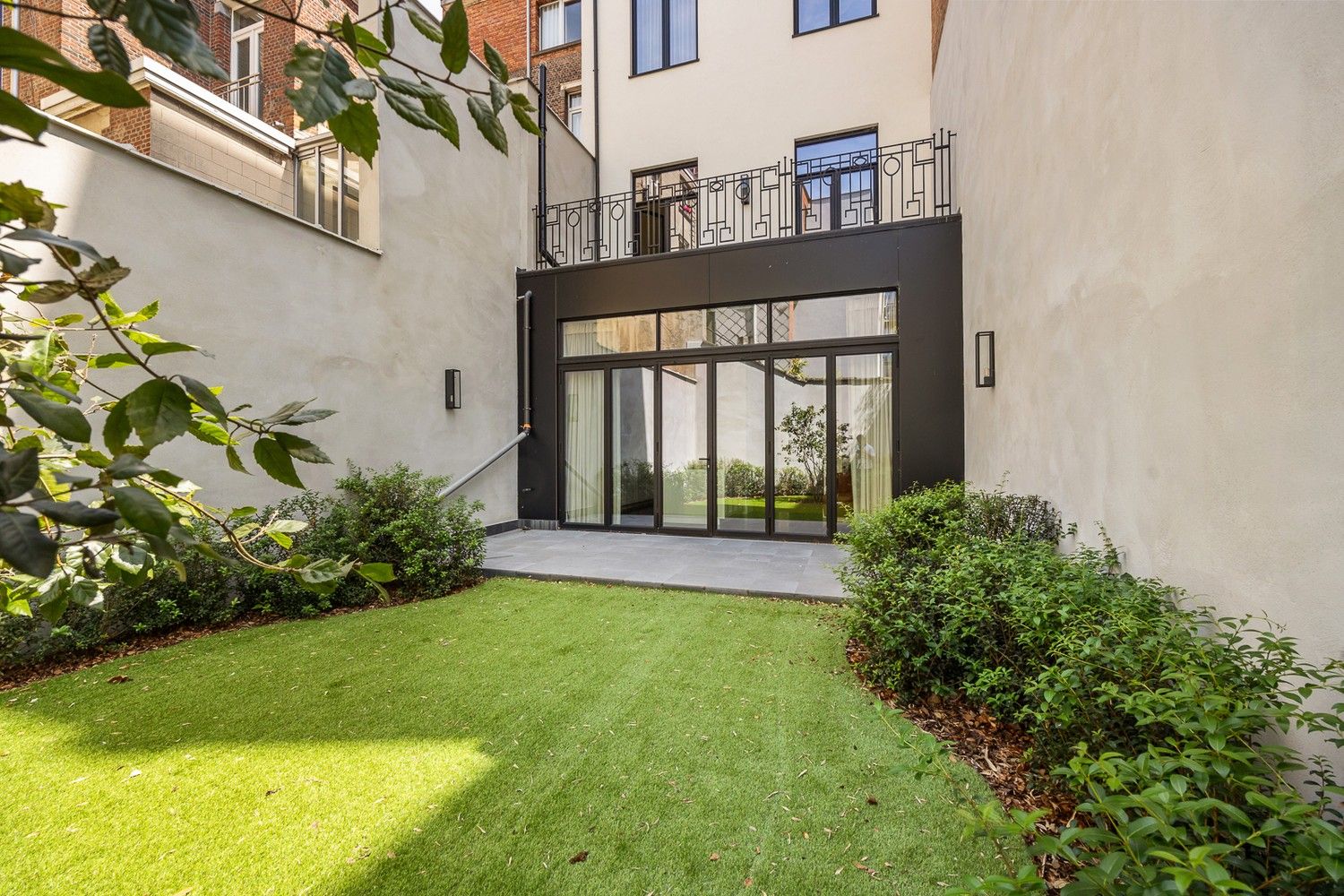 Prestigieuze en totaalgerenoveerde herenwoning (EPC B!) in eclectische stijl met zalige stadstuin op toplocatie aan de Jan Van Rijswijcklaan foto 14