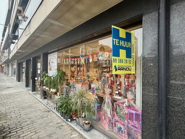 Gelijkvloerse handelsruimte van 110 vkm op een boogscheut van de Markt van Deinze foto {{pictureIndex}}