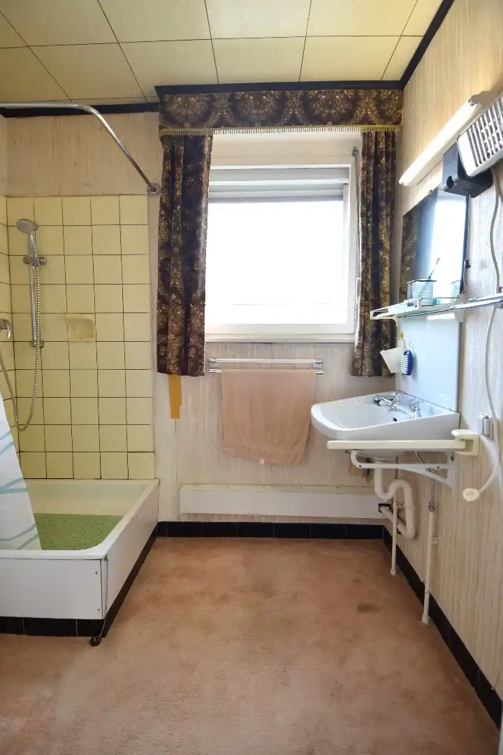 Gezellige woning met 3 slaapkamers, zonnige tuin en 2 garages te koop in Gullegem foto 7