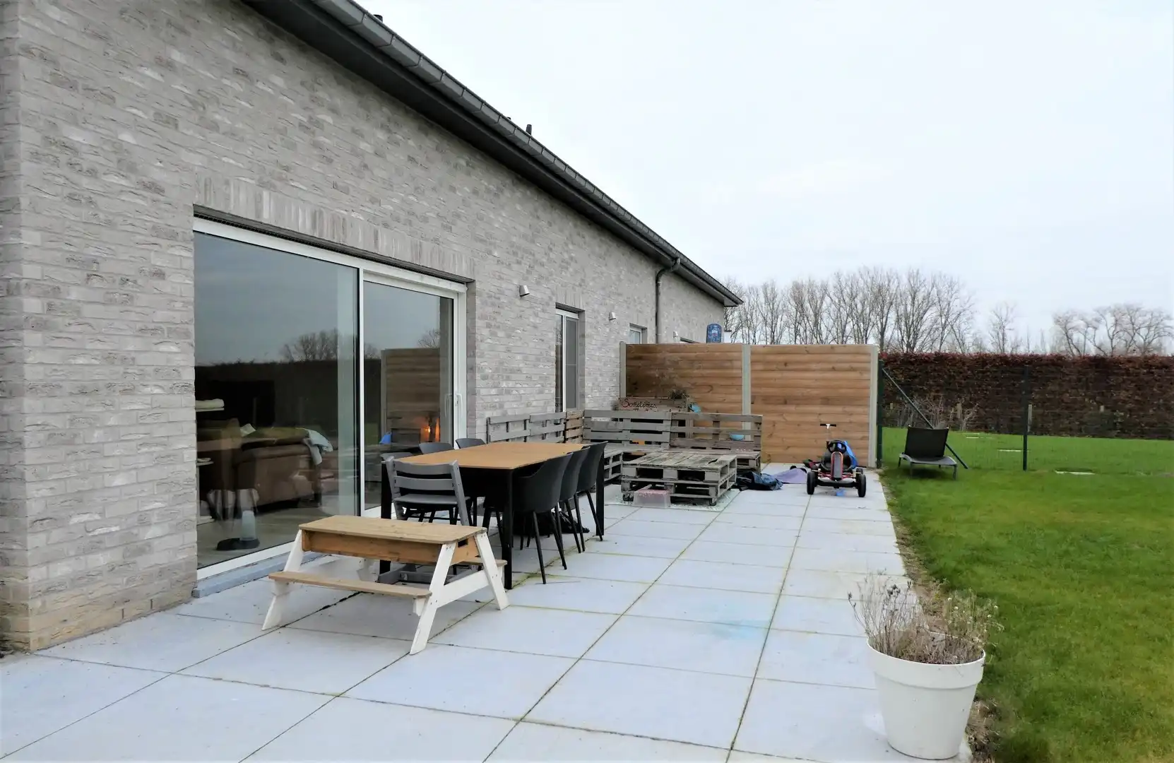 Prachtig nieuwbouw gelijkvloers appartement van 120m² met zuidgericht terras v 54m², tuin, 6 zonnepanelen en twee staanplaatsen. Toegankelijk met rolstoel. Aanrader! foto 4