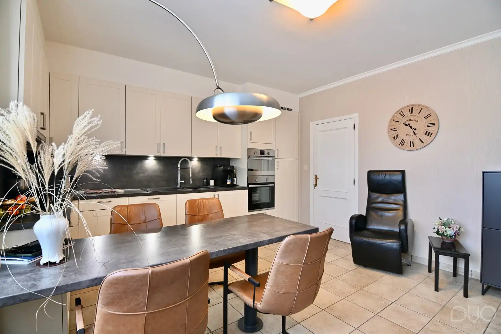 Ruim en luxueus afgewerkt 3-slaapkamerappartement (155 m²) met privé-inkom, kelder en garage in Heers foto 6