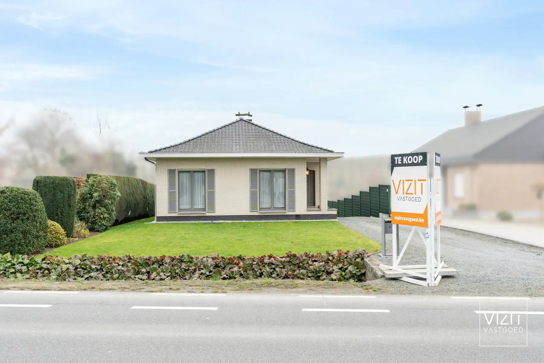 Hoofdfoto van de publicatie: Goed gelegen bungalow te Overboelare!