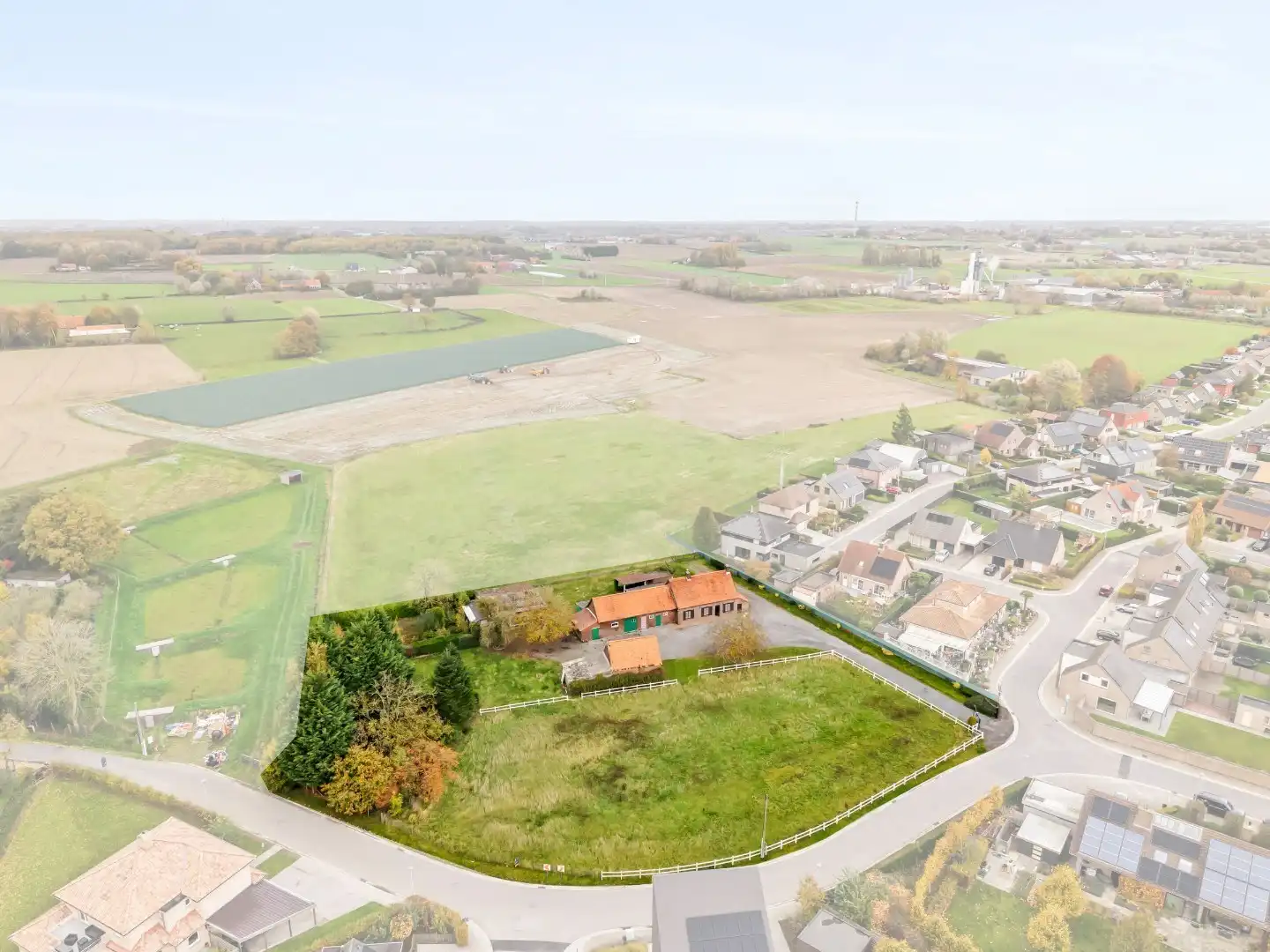 Hoofdfoto van de publicatie: Hoeve en projectgrond met prachtig landelijk verzicht in de Kapelhoek in Roeselare
