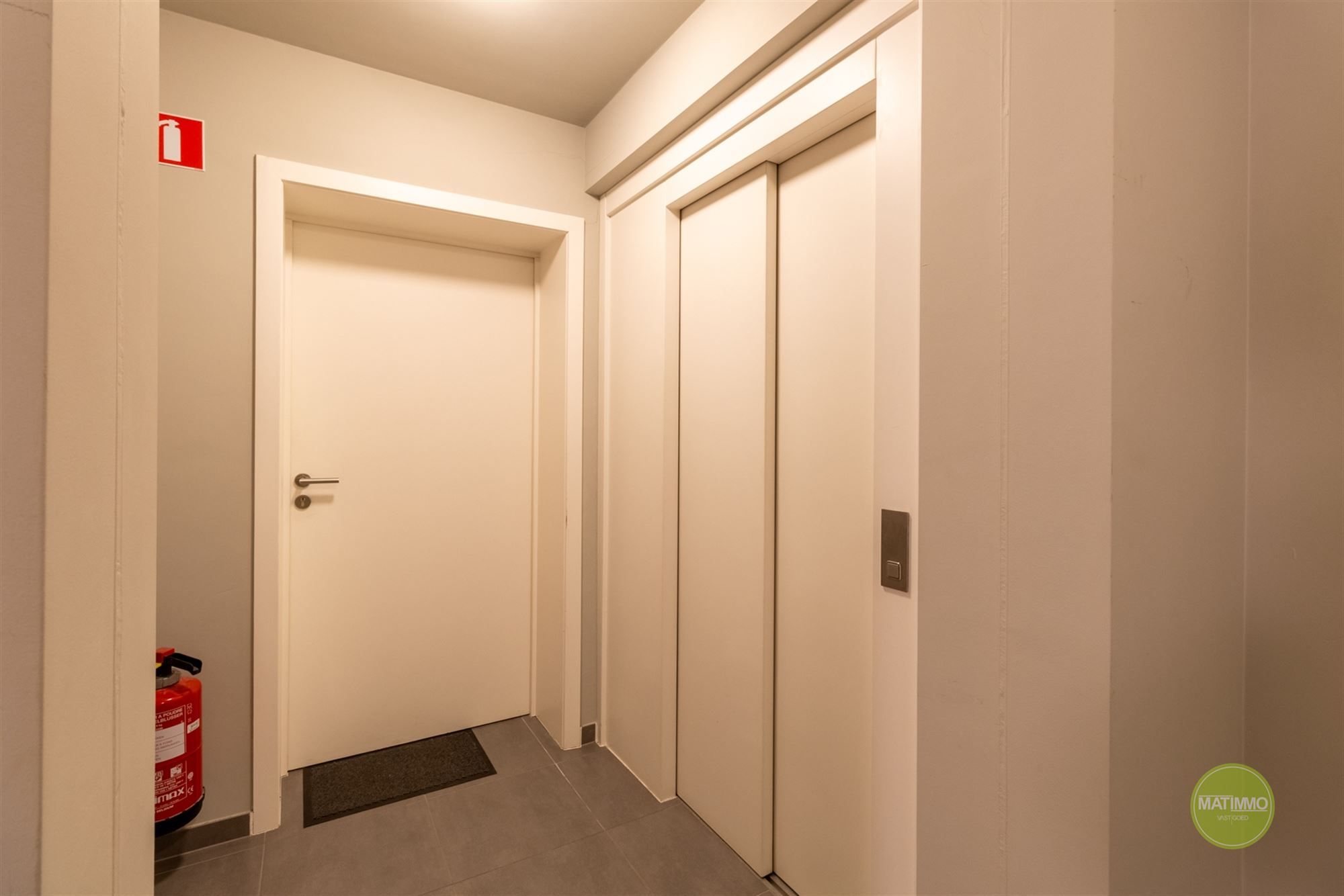 Instapklaar appartement met terras in Geel foto 14