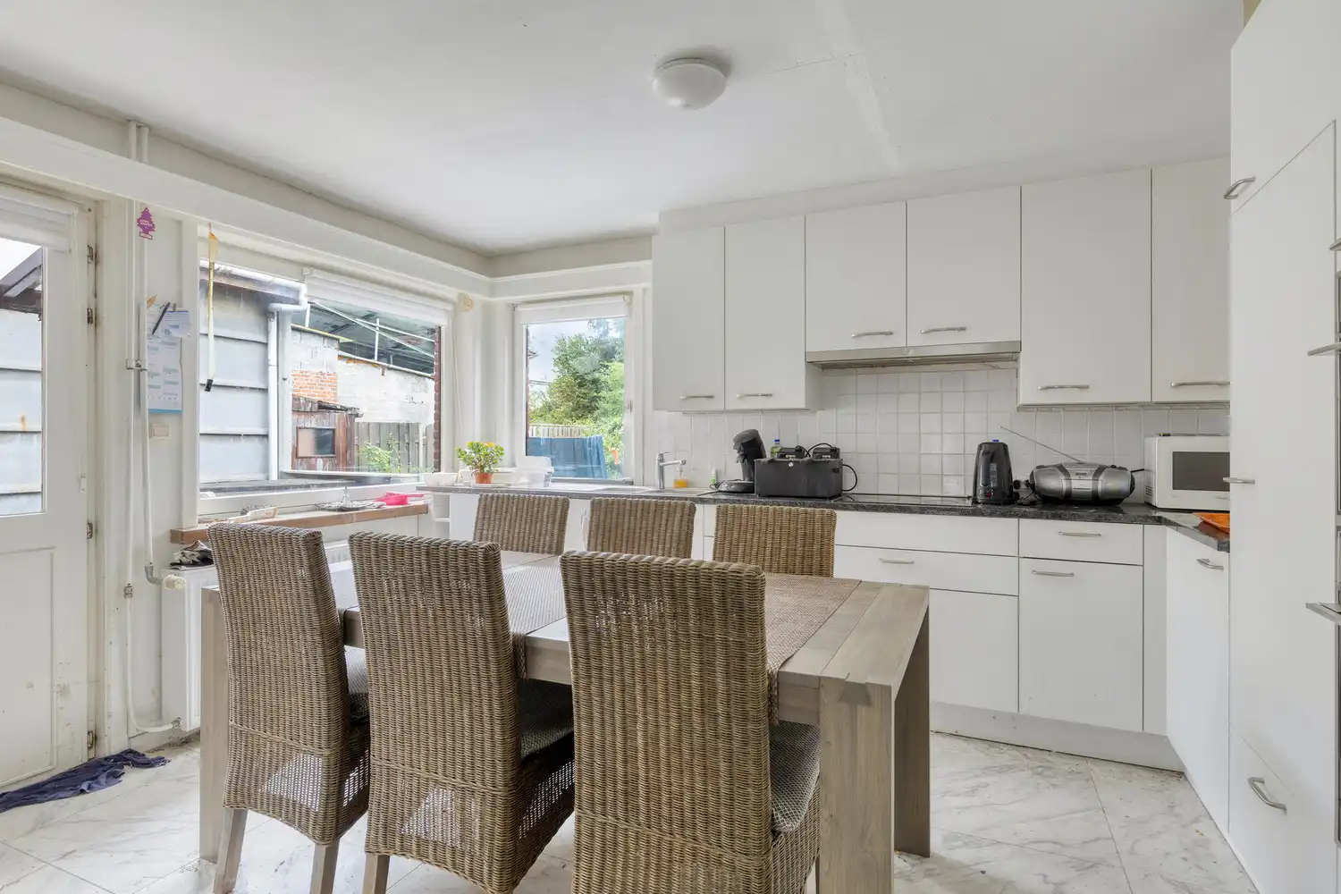 RUIME EN GERENOVEERDE WONING MET 4 SLAAPKAMERS EN WESTGERICHTE TUIN TE HALEN! foto 7