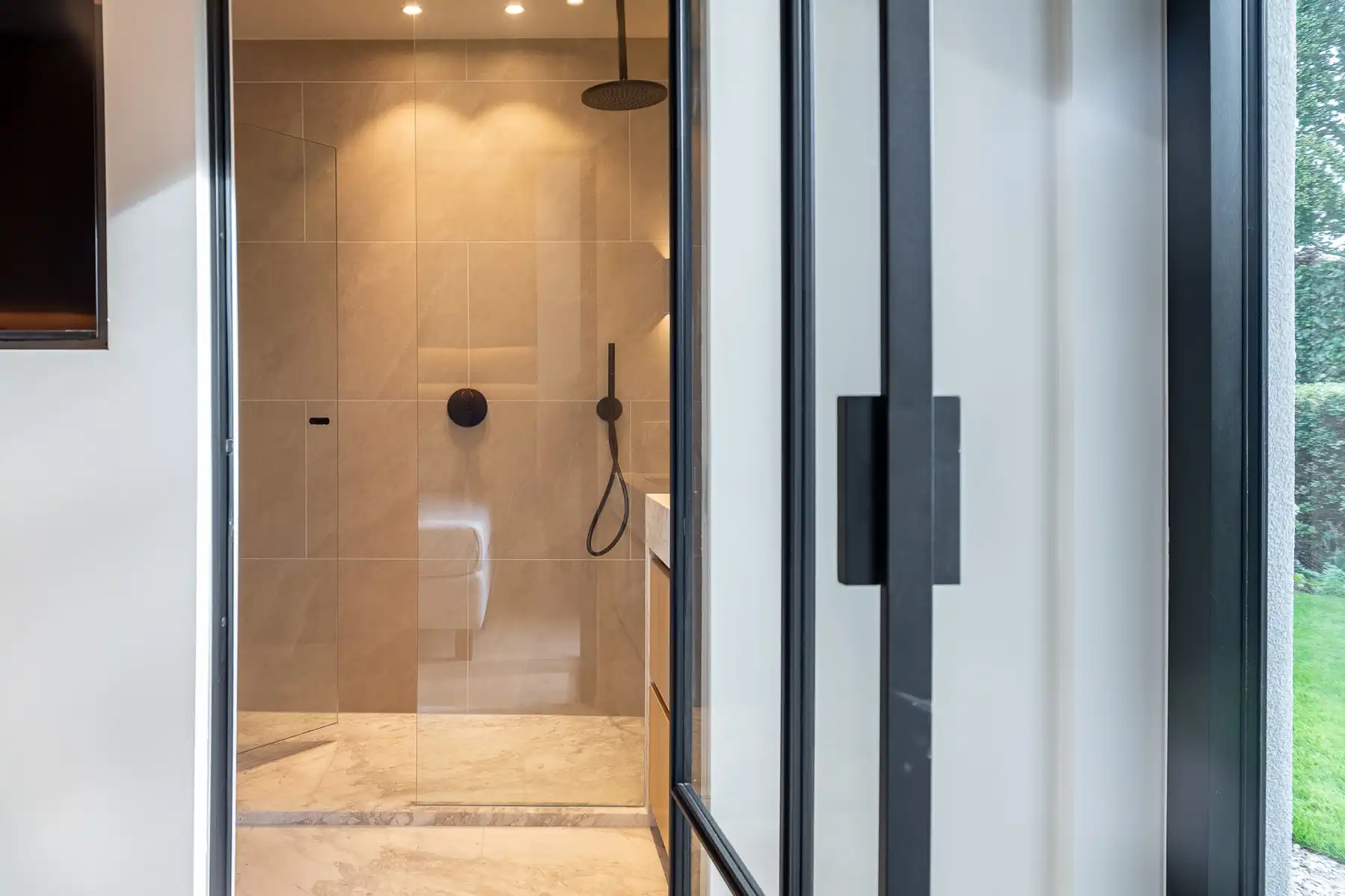 Smaakvol gerenoveerde alleenstaande woning foto 19