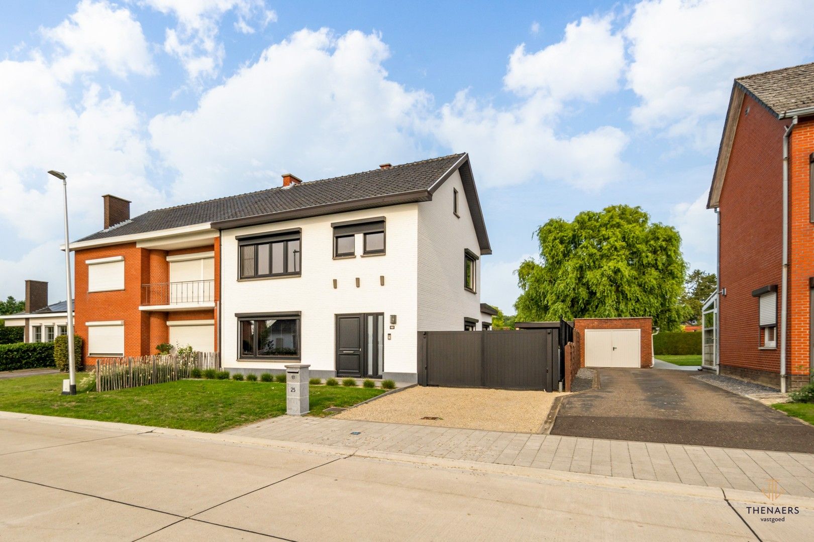 INSTAPKLARE WONING MET 3 SLAAPKAMERS, TUIN EN CARPORT. foto {{pictureIndex}}
