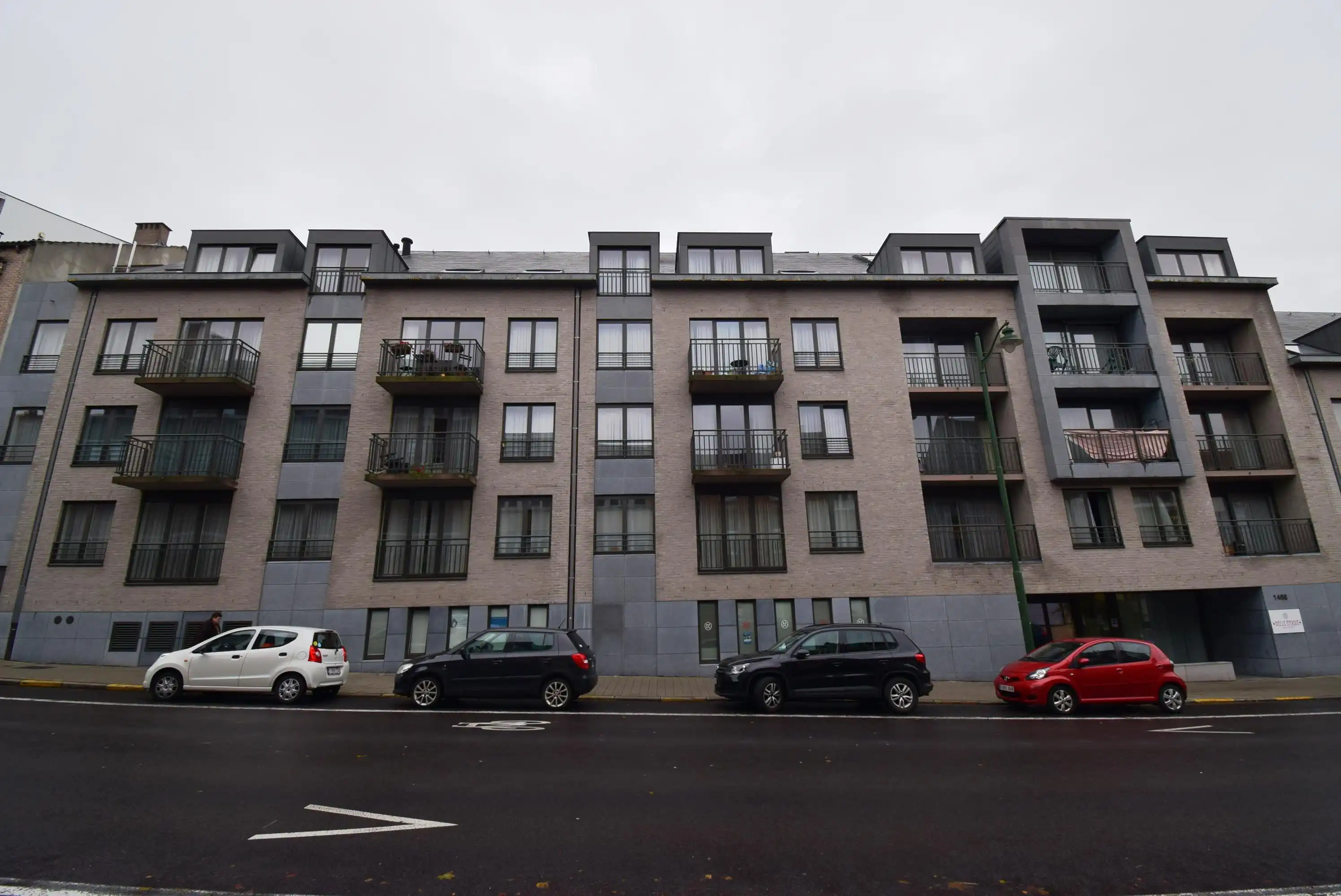 Service flat met autostaanplaats  foto {{pictureIndex}}