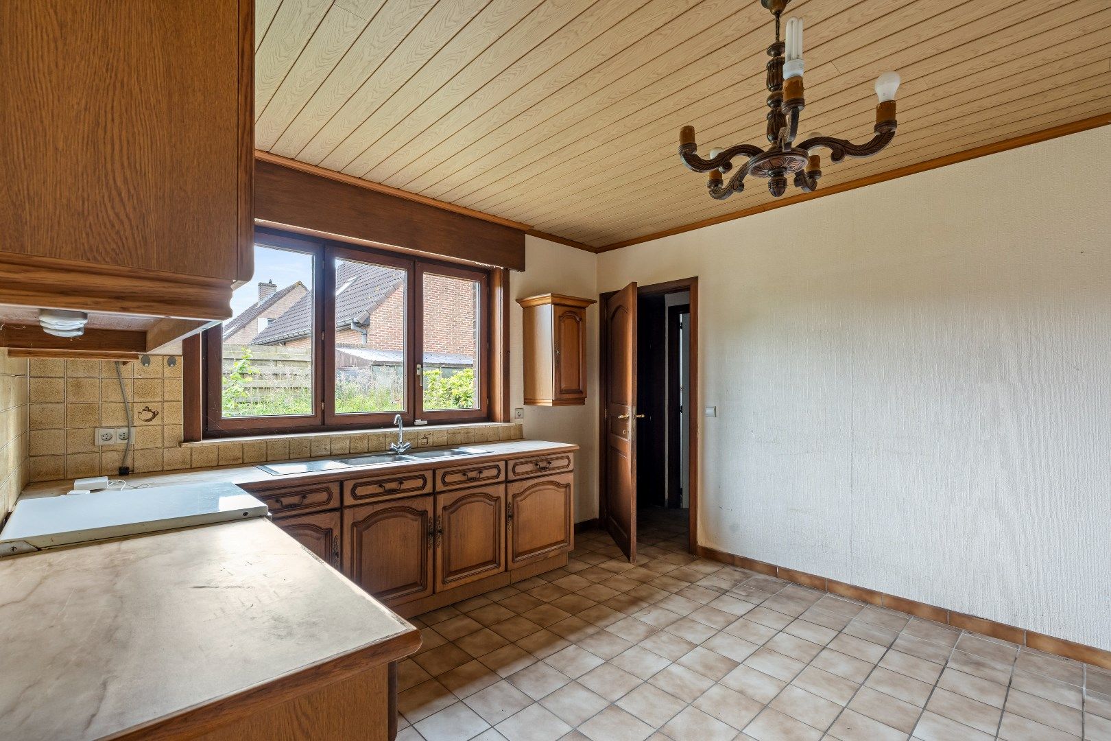 Woning met 3 slaapkamers, ruime garage en tuin op 662m². foto 7