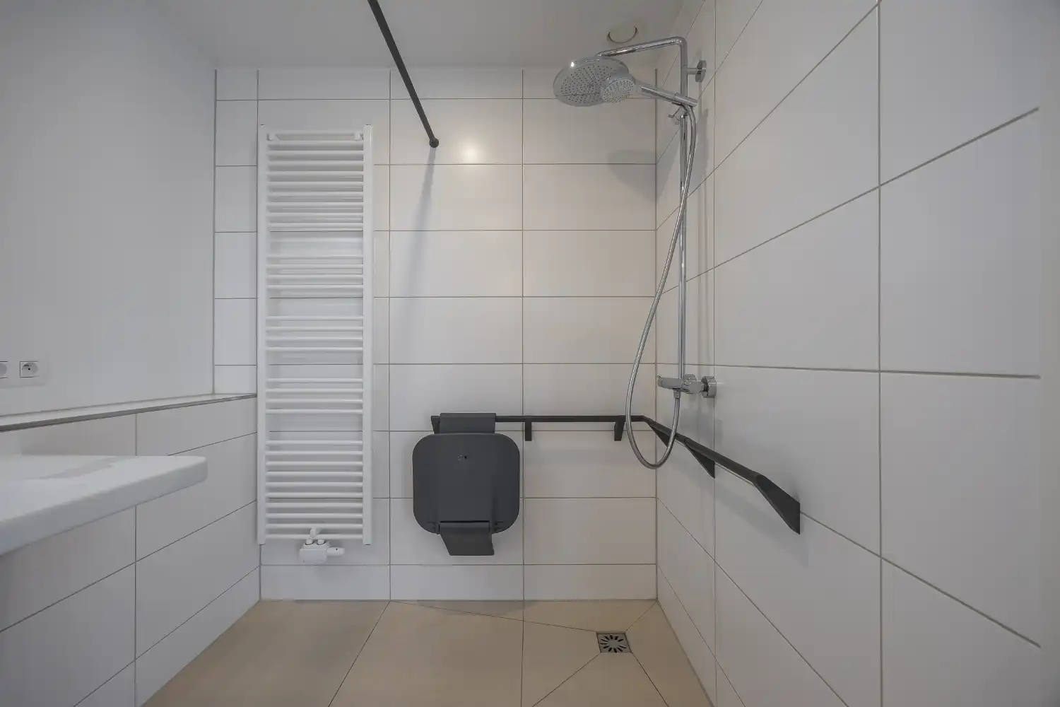Assistentie-appartement met zijdelings zeezicht op steenworp van de zeedijk. foto 17