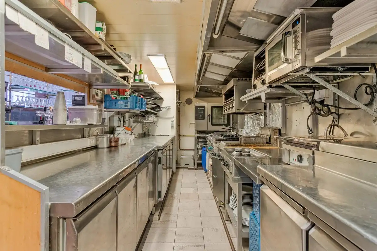 Horecazaak met groot terras in centrum Brugge foto 11