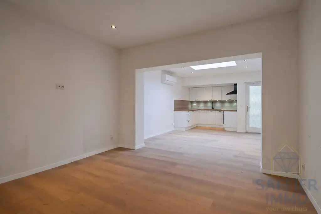 Gerenoveerde woning met zonnepanelen in Harelbeke foto 3