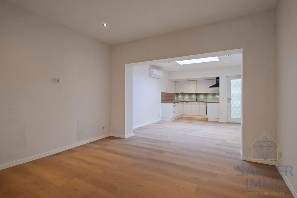 Gerenoveerde woning met extra magazijn in Harelbeke foto 2