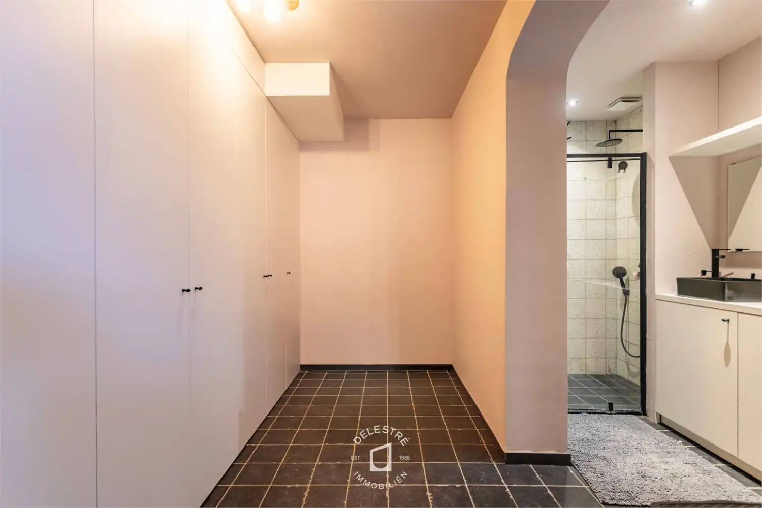 ** IN OPTIE **&nbsp;GERENOVEERDE WONING MET 6 SLPK. EN TUIN foto 18