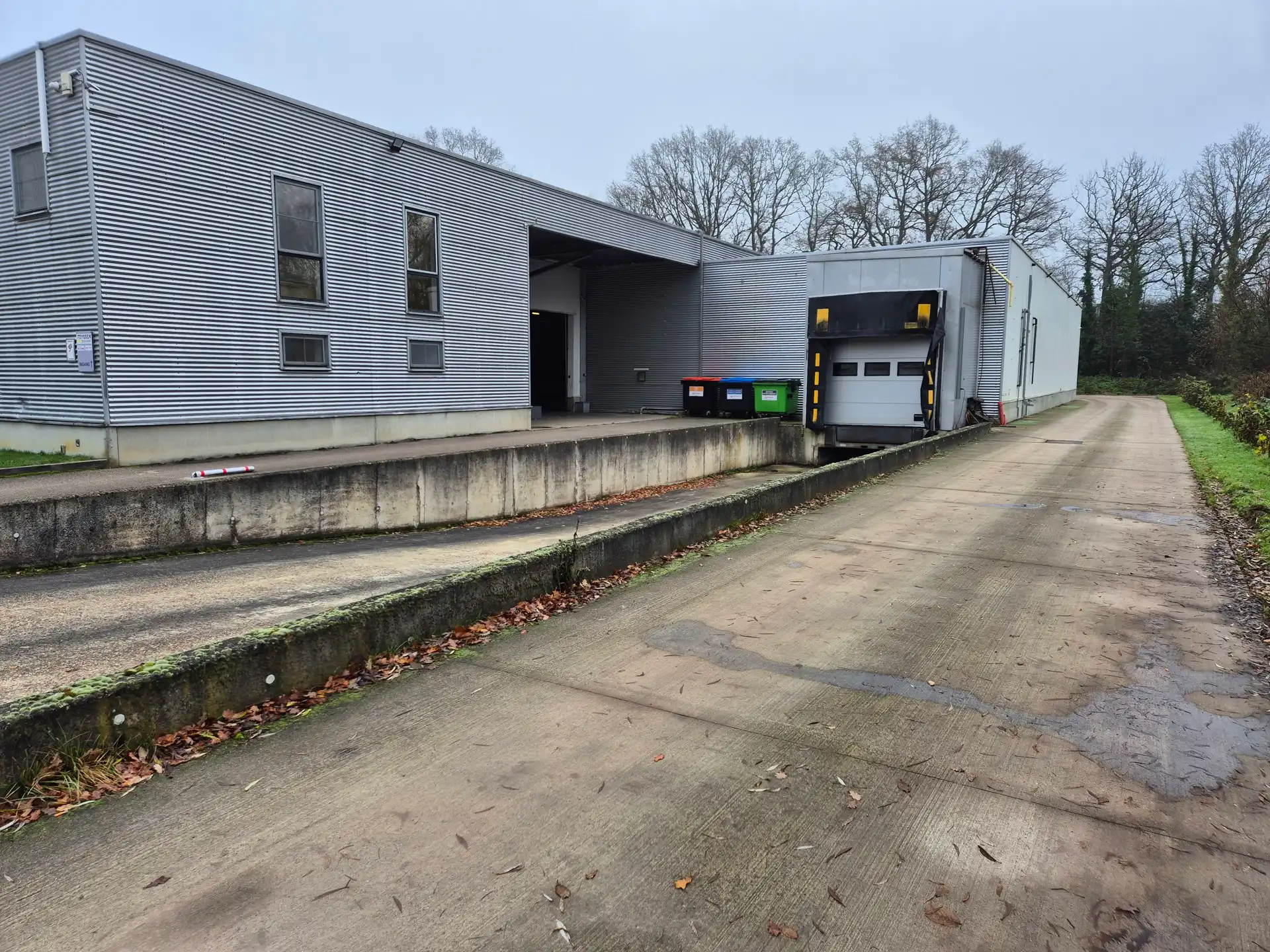 TE HUUR: magazijn/werkplaats van 930m² in Diest foto {{pictureIndex}}
