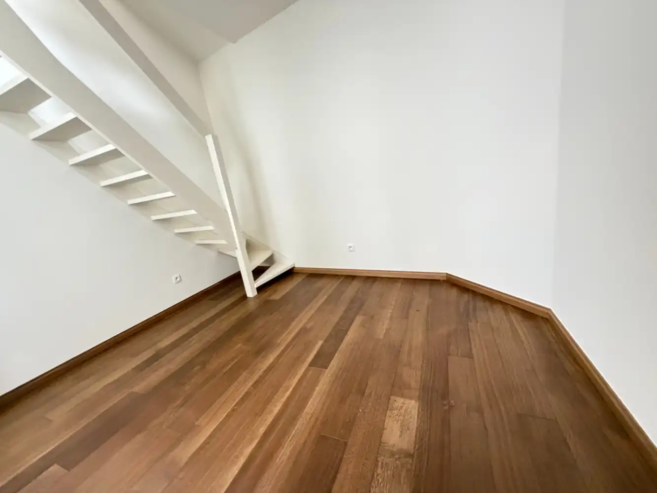Heel mooi gerenoveerd appartement met twee slaapkamers. Tijdens de renovatie is veel aandacht besteed aan het behouden en versterken van de authentieke stijl van het gebouw. foto 11