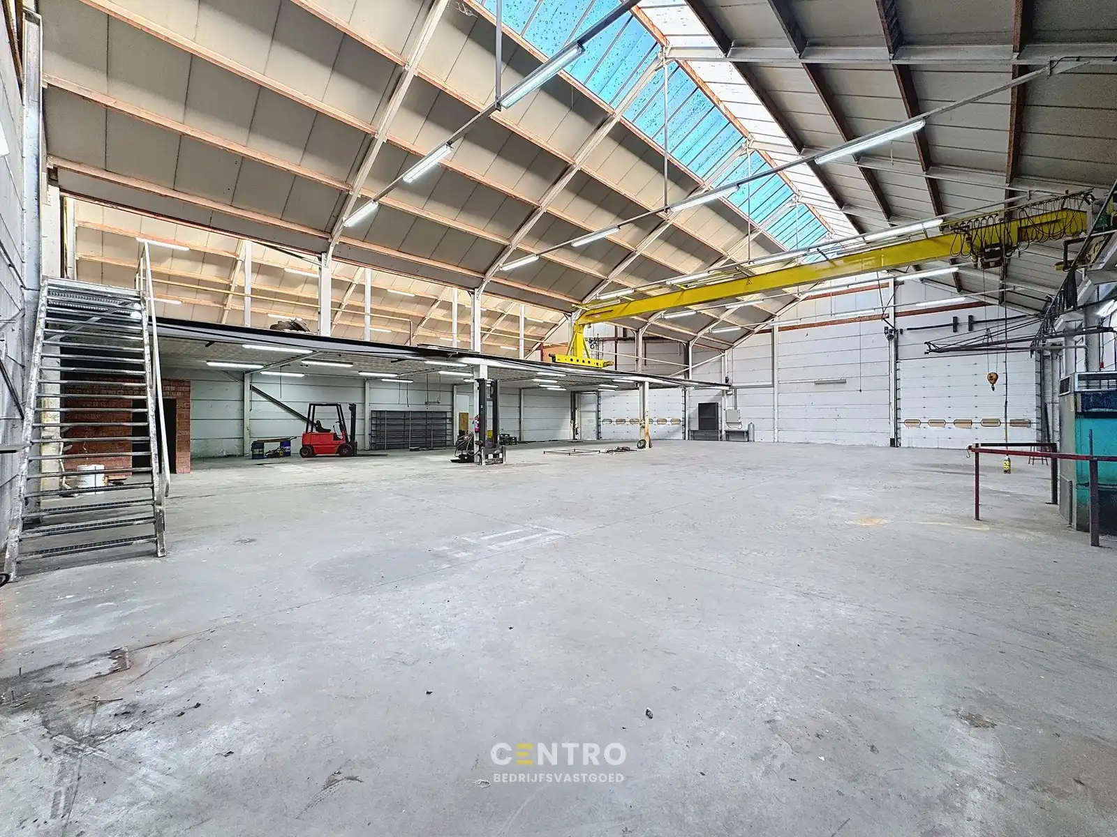 Opslagruimte met showroom en 3 verhuurde appartementen op 3.682m2! foto 9