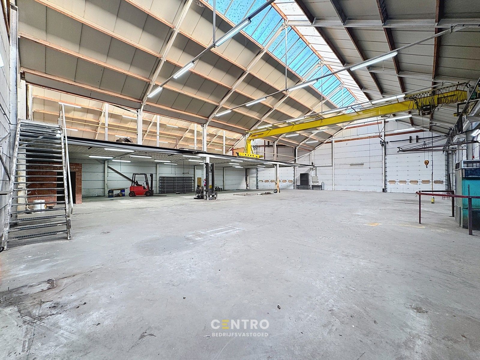 Opslagruimte met showroom en 3 verhuurde appartementen op 3.682m2! foto 7