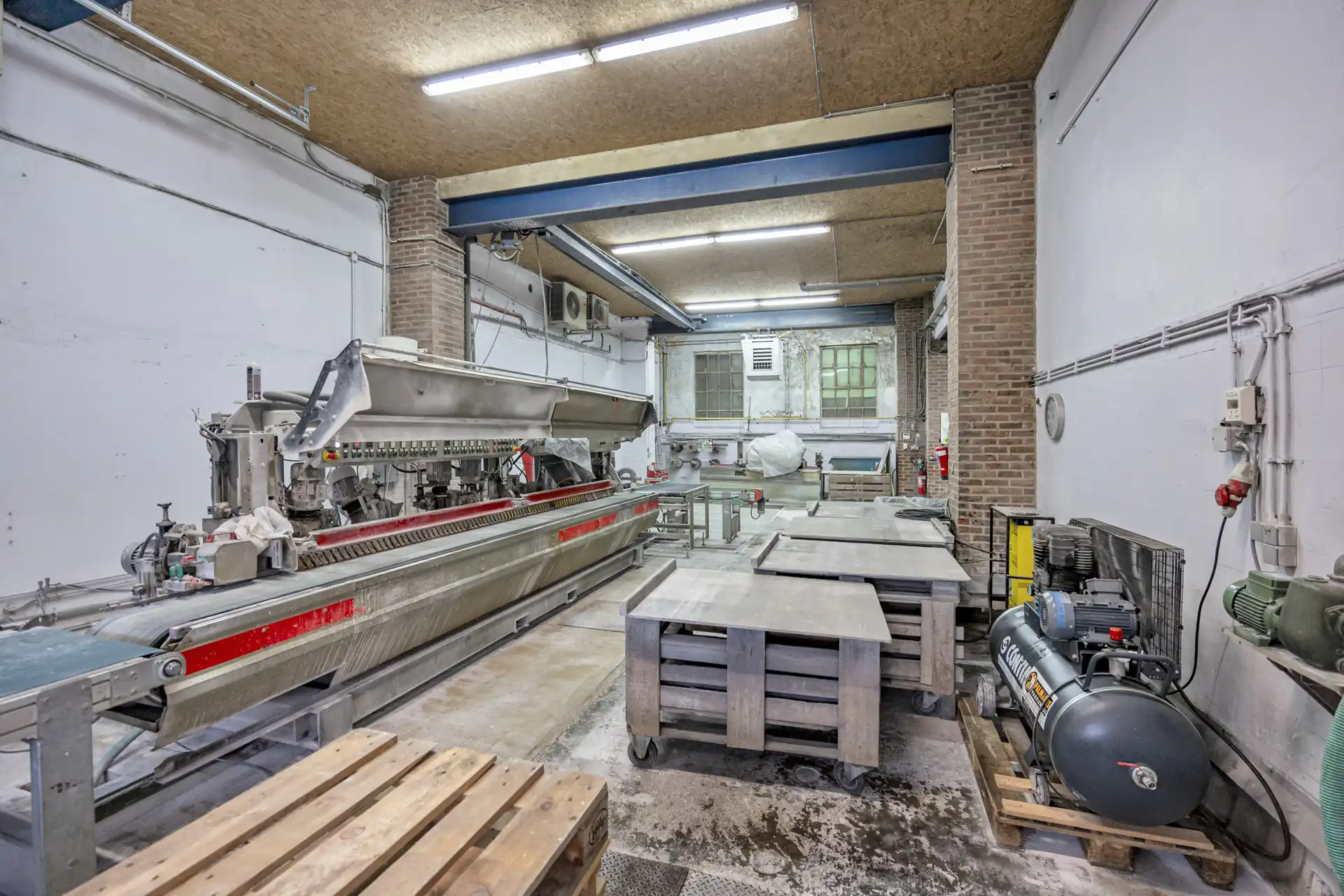 WERKPLAATS MET LOODS EN KANTOOR TE BILZEN. foto 6