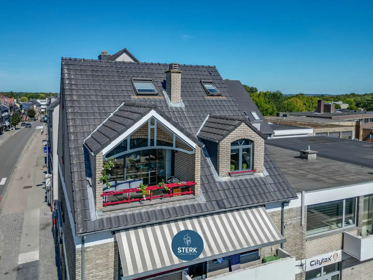 APPARTEMENT MET VERHUURDE STUDIO + 2 GARAGES IN HET CENTRUM VAN LANAKEN !  foto 4