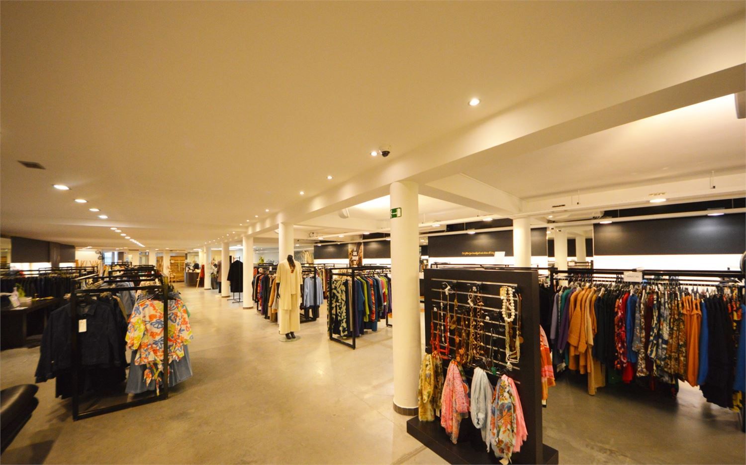 UNIEKE COMMERCIËLE OPP. 630 M2 MET PARKING NAAST ZEEMAN EN MULTIPHARMA foto 8