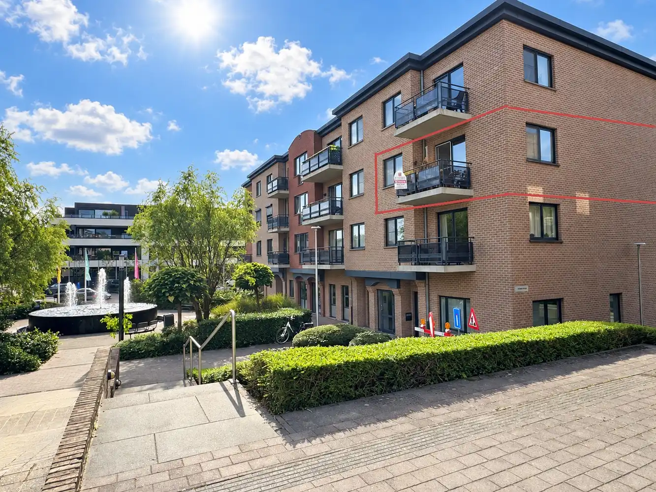 Verzorgd appartement met terras, lift en ruime garage in hartje Zutendaal foto 2