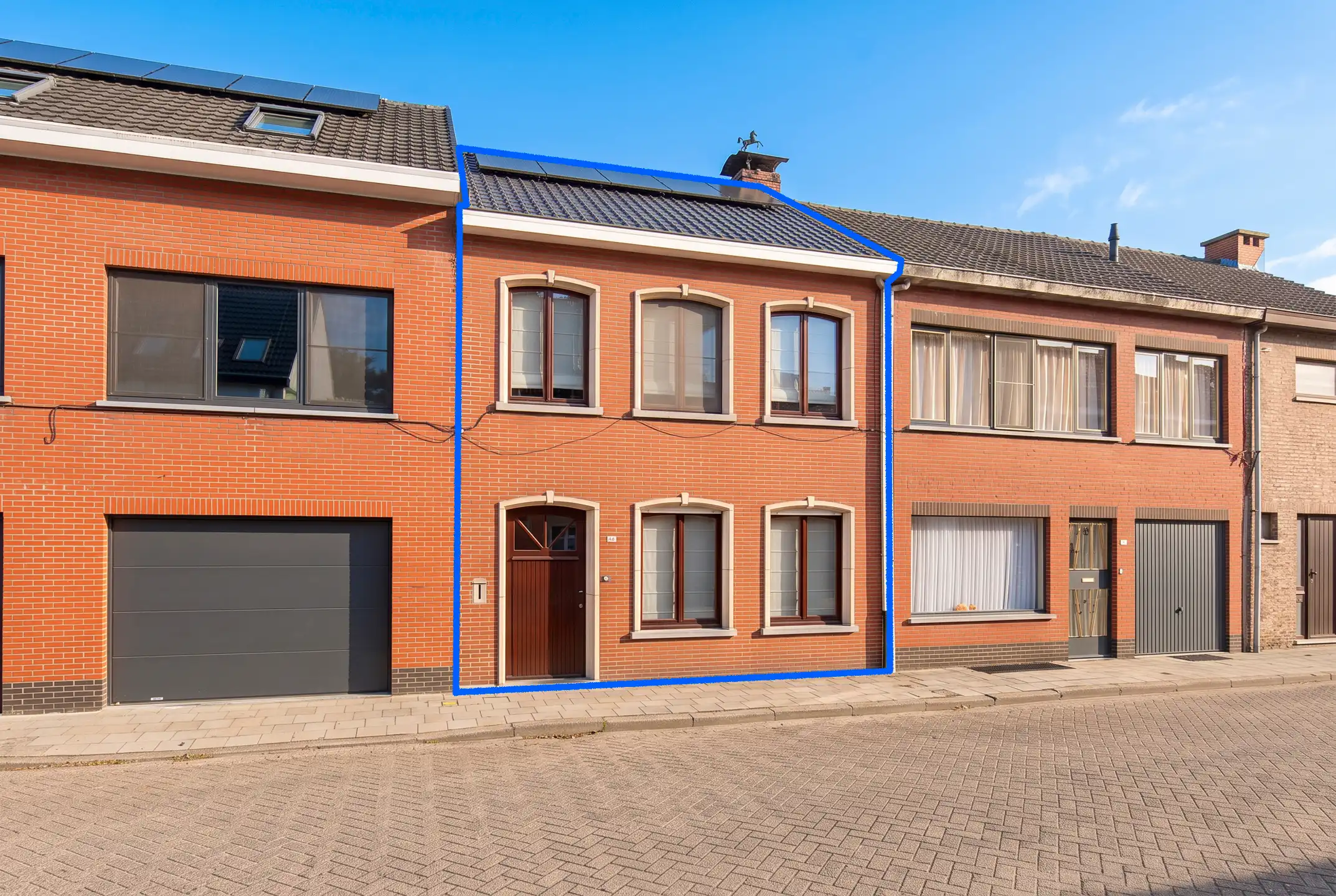 Instapklare ruime woning met tuin aan rand van het centrum. foto {{pictureIndex}}