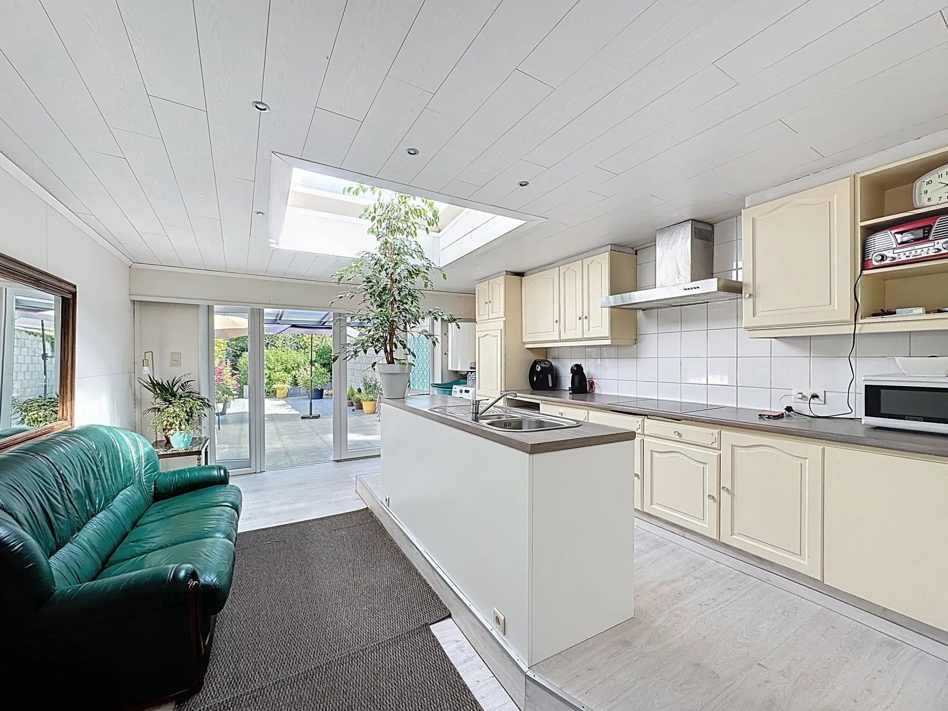 Super gezellige woning met groot terras, mooie bloementuin en carport. foto 2
