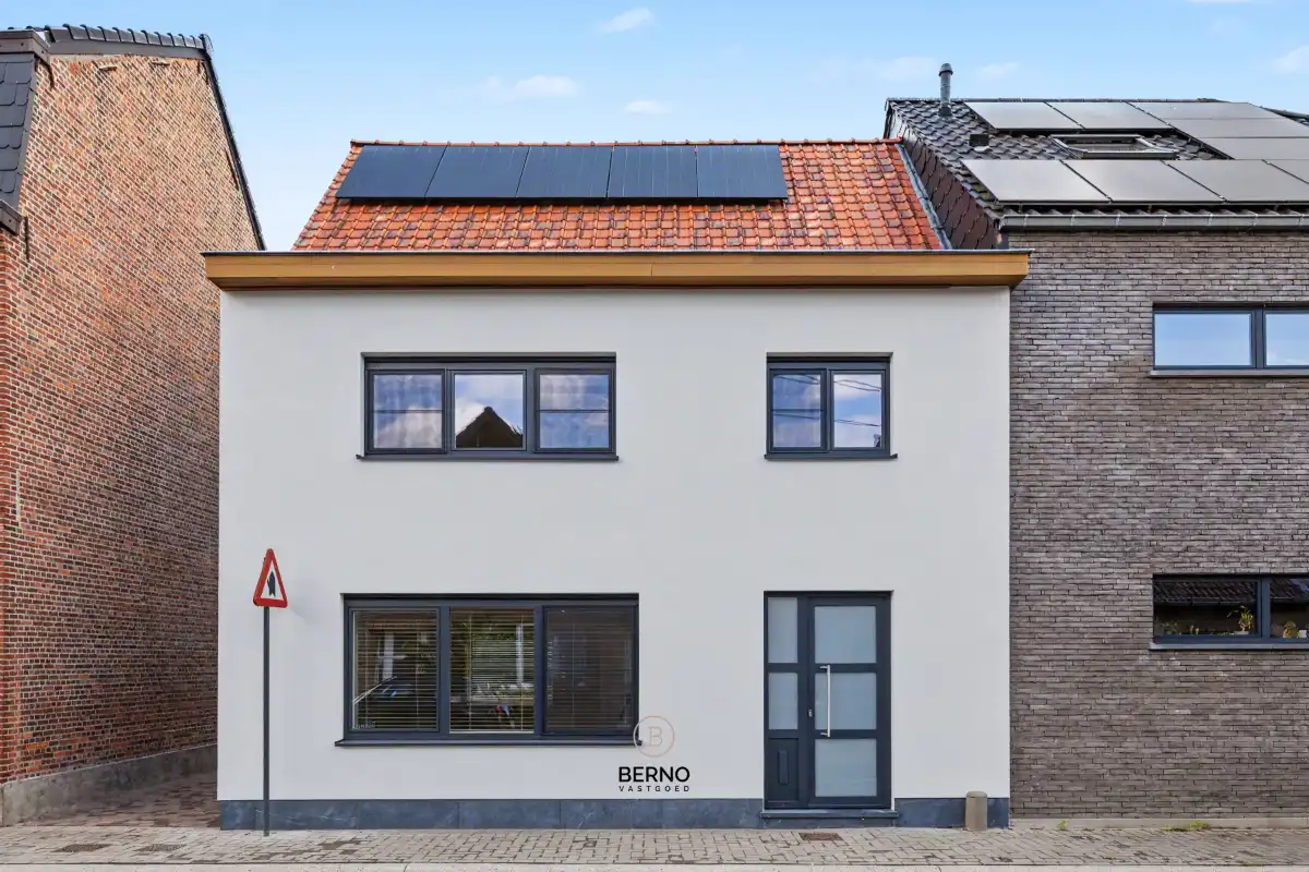 Instapklare en energiezuinige gerenoveerde woning. foto {{pictureIndex}}