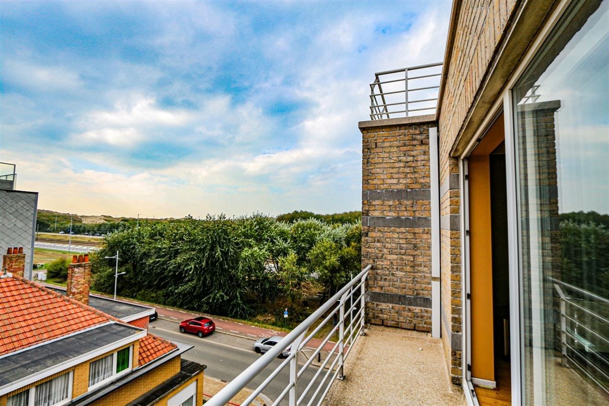 Gemeubelde studio met ruim terras te koop in Bredene foto 2