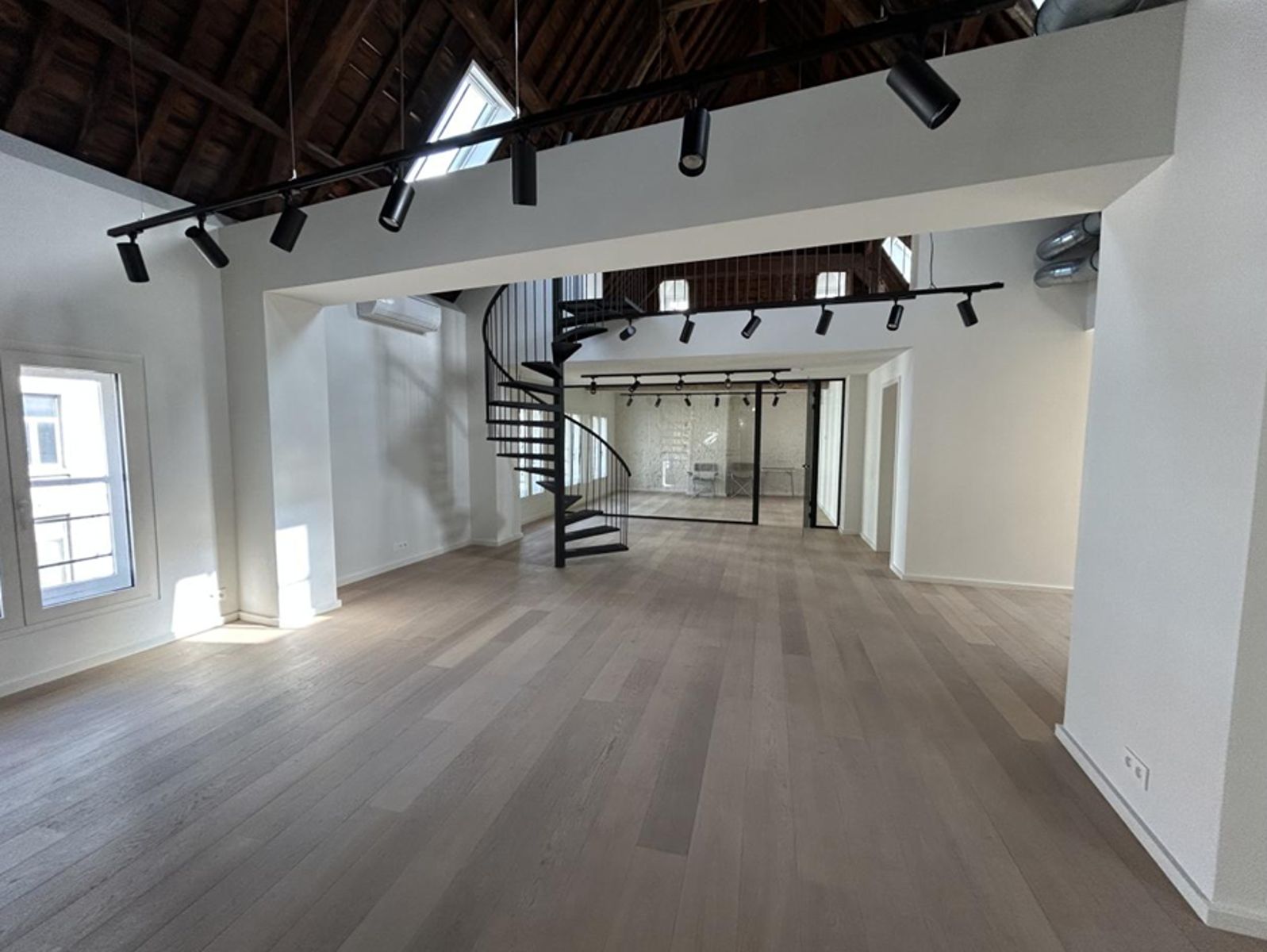 Luxe loftkantoren in historisch pand  foto {{pictureIndex}}
