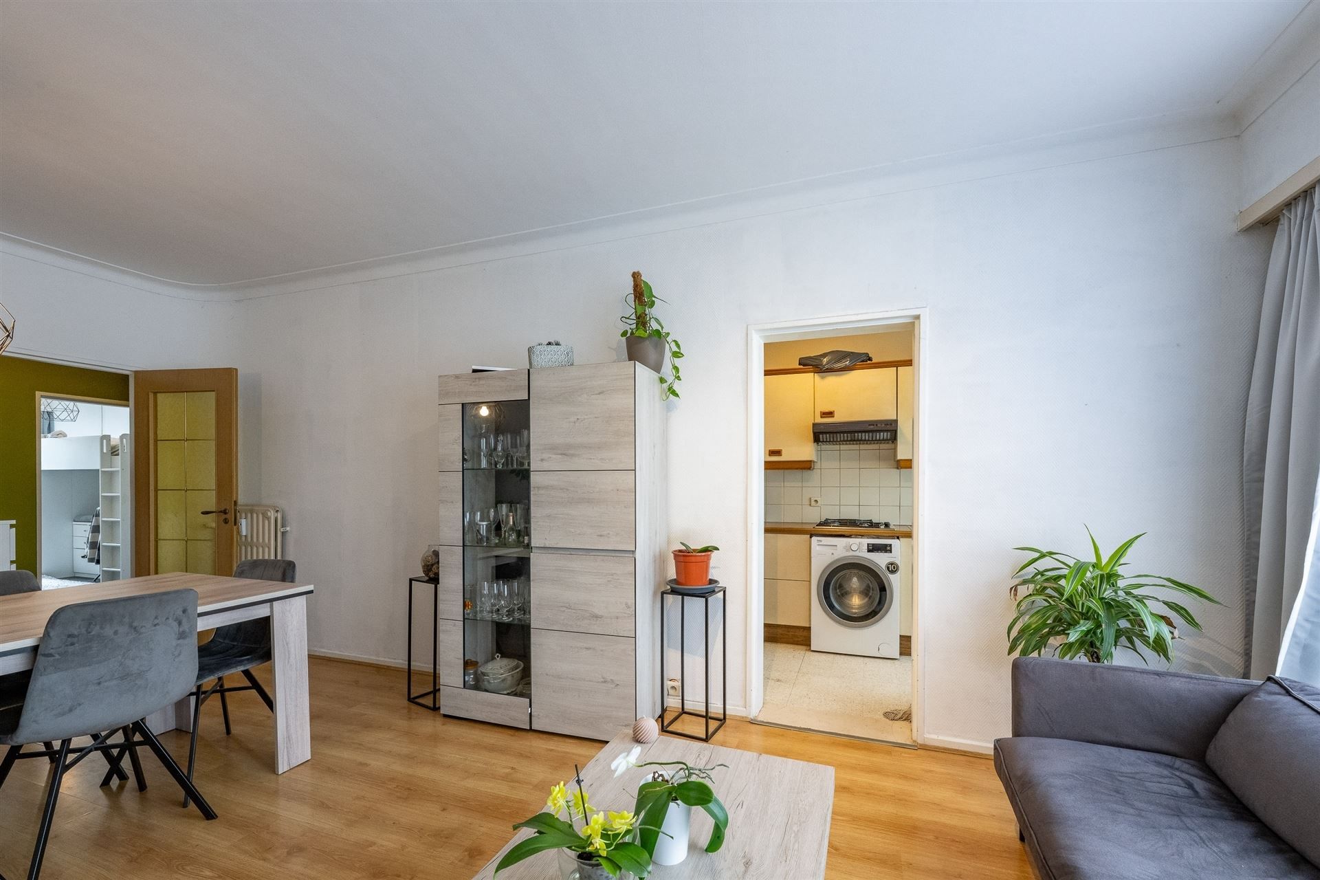 Op te frissen appartement met 2 slaapkamers en zonnig terrasje foto 3